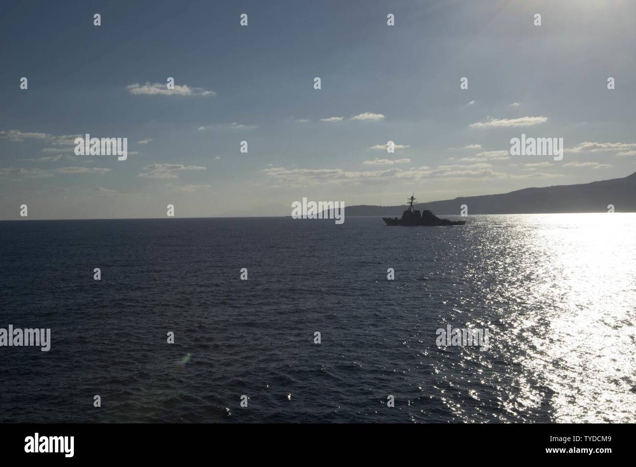 BAY, Grecia (Novembre 2, 2016) - USS Ross (DDG 71) si diparte Souda Bay, Grecia nov. 2, 2016. Ross, un Arleigh Burke-class guidato-missile distruttore, distribuita a Rota, Spagna, sta conducendo una pattuglia di routine negli Stati Uniti Sesta flotta area di operazioni a sostegno degli Stati Uniti per gli interessi di sicurezza nazionali in Europa. Foto Stock