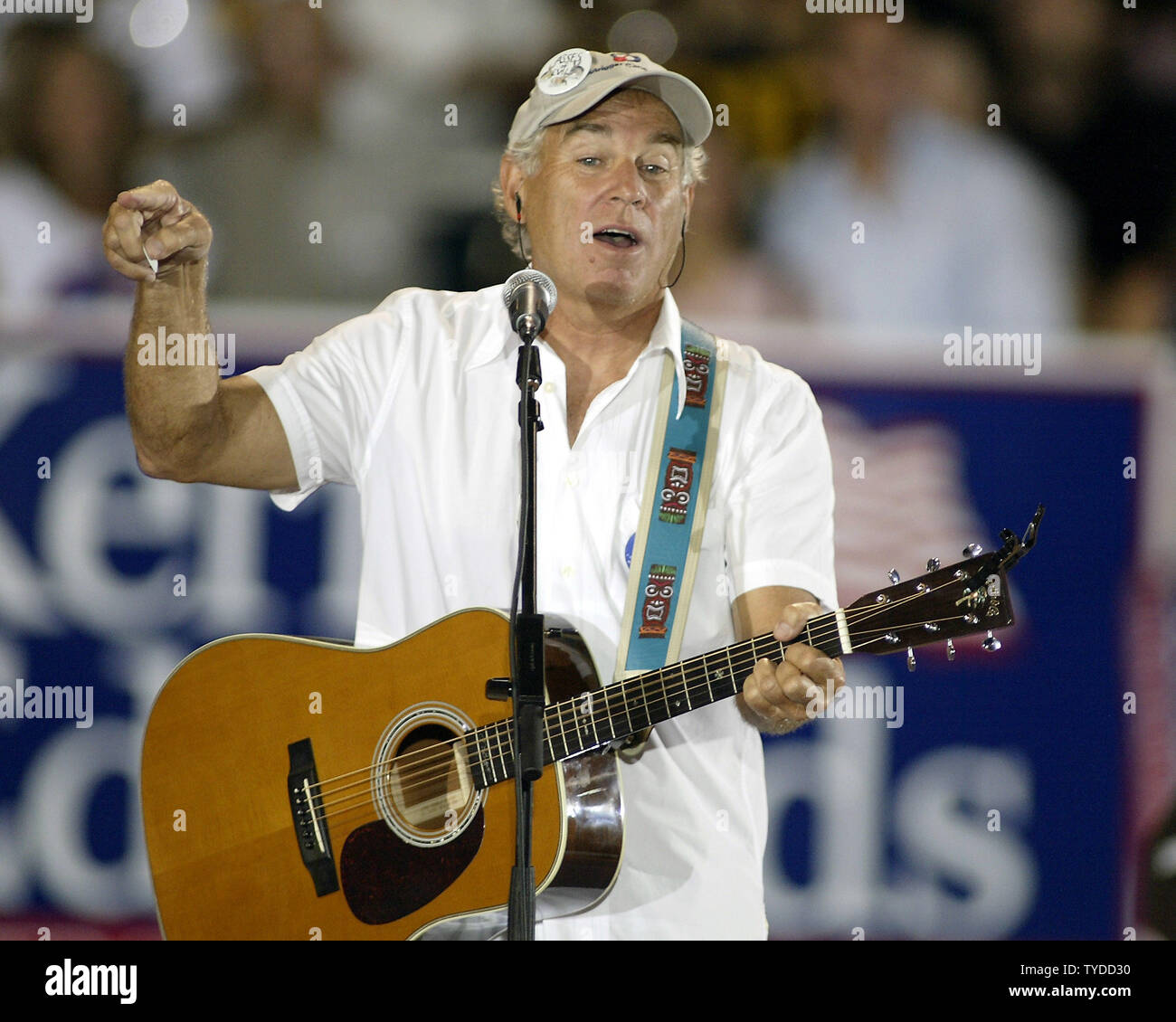 Jimmy Buffet canta in un rally per il candidato presidenziale il Senatore John Kerry presso lo Stadio Comunale in Pompano Beach, Florida, il 1 novembre 2004. (UPI foto/Michael Bush) Foto Stock