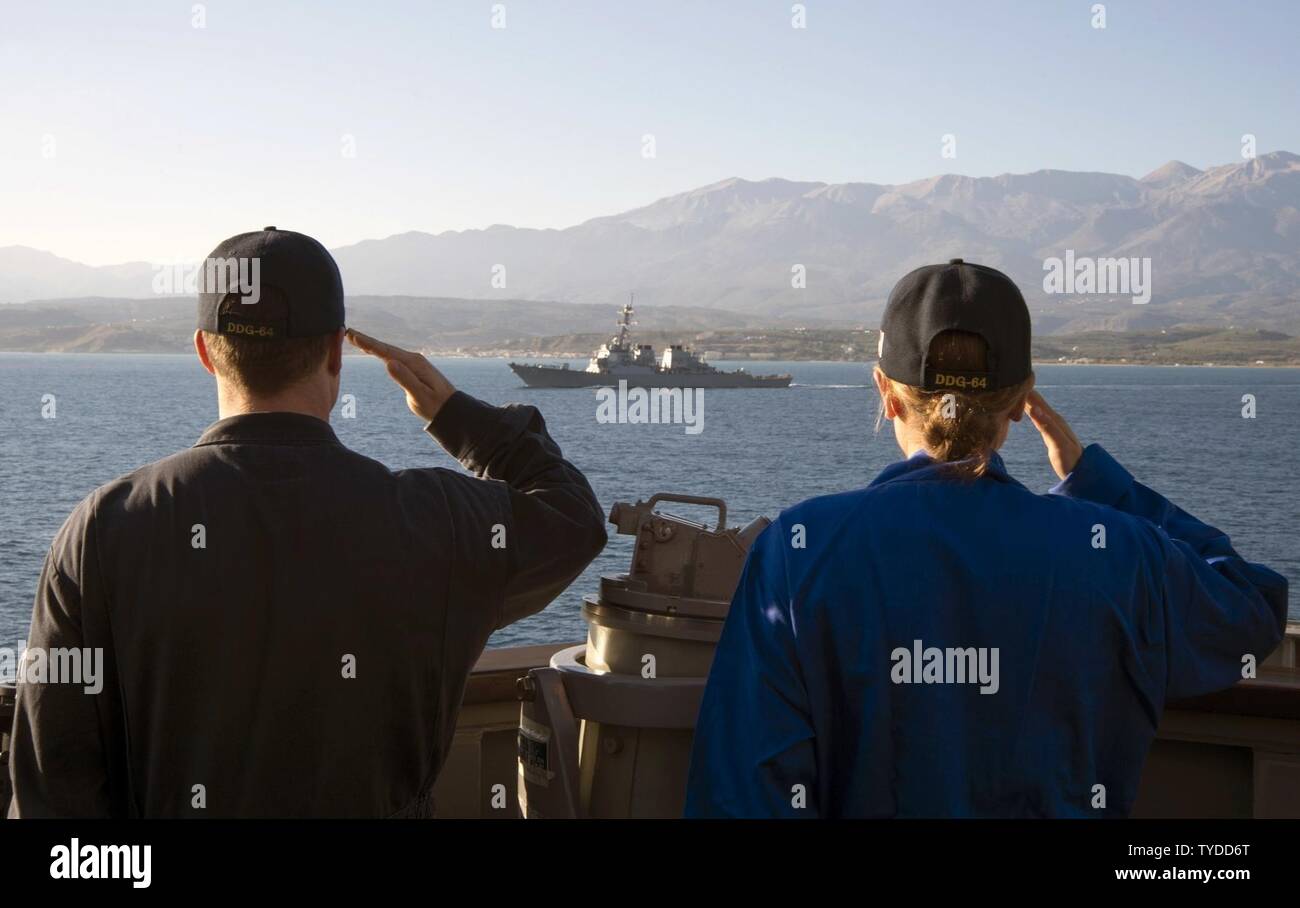 BAY, Grecia (Novembre 2, 2016) Lt. James Black, sinistra e Alfiere Michelle Nelson rendere onore a visite-missile destroyer USS Ross (DDG 71) da bordo di USS Carney (DDG 64) lasciando porto di Souda Bay, Grecia nov. 2, 2016. Carney, un Arleigh Burke-class guidato-missile distruttore, distribuita a Rota, Spagna, sta conducendo una pattuglia di routine negli Stati Uniti Sesta flotta area di operazioni a sostegno degli Stati Uniti per gli interessi di sicurezza nazionali in Europa. Foto Stock