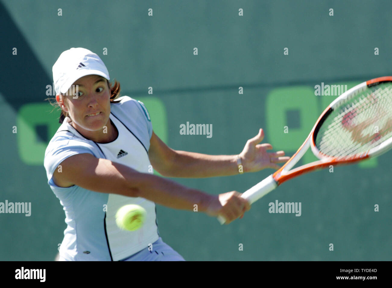 Ex numero uno al mondo Justine Henin-Hardenne colpisce la palla durante la sua partita contro il campione di Wimbledon Maria Sharapova durante il torneo WTA di Key Biscayne, 29 marzo 2005. (UPI foto/Susan Knowles) Foto Stock