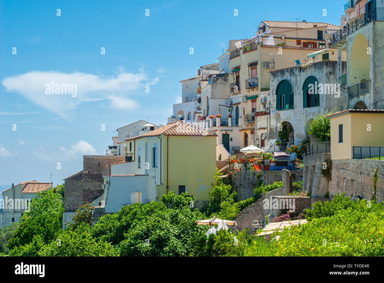 Scorcio di case arroccato su una collina, con cielo blu come sfondo, presi nella stagione estiva Foto Stock
