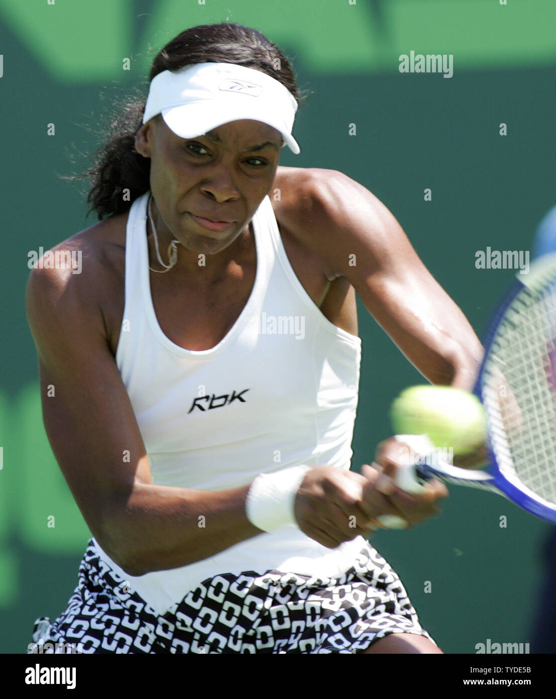 Venus Williams torna a Maria Sharapova della Russia durante il Nasdaq 100 Open in Key Biscayne, FL, il 31 marzo 2005. (UPI foto/Susan Knowles) Foto Stock