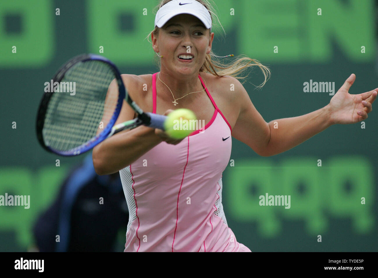 Maria Sharapova della Russia restituisce il rovescio di Kim Clijsters del Belgio durante la finale donne del NASDAQ-100 aprire al Crandon Park Tennis Center di Key Biscayne, Florida il 2 aprile 2005. Clijsters ha vinto 6-3, 7-5. (UPI foto/Susan Knowles) Foto Stock