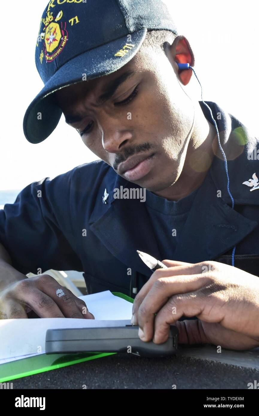 Mare (nov. 2, 2016) Petty Officer di terza classe Jashua Craddock da New Orleans, assume valori meteo a bordo della USS Ross (DDG 71 nov. 2, 2016. Ross, un Arleigh Burke-class guidato-missile distruttore, distribuita a Rota, Spagna, sta conducendo operazioni navali negli Stati Uniti Sesta flotta area di operazioni a sostegno degli Stati Uniti per gli interessi di sicurezza nazionali in Europa e in Africa. Foto Stock