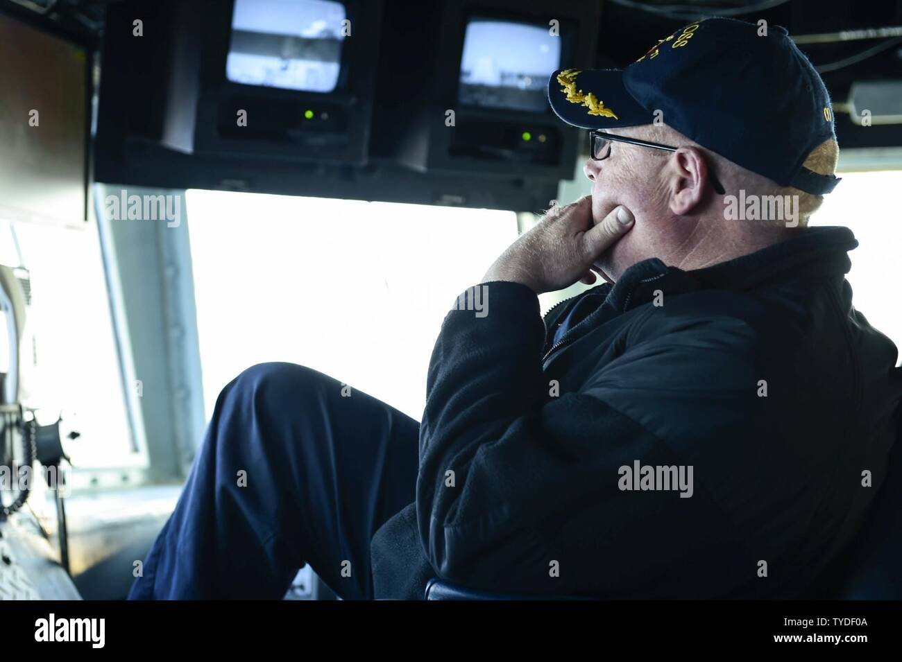 Mare (nov. 2, 2016) della Cmdr. Russell Caldwell, comandante della USS Ross (DDG 71), orologi come Ross si prepara a condurre un live-fire dimostrazione nov. 2, 2016. Ross, un Arleigh Burke-class guidato-missile distruttore, distribuita a Rota, Spagna, sta conducendo operazioni navali negli Stati Uniti Sesta flotta area di operazioni a sostegno degli Stati Uniti per gli interessi di sicurezza nazionali in Europa e in Africa. Foto Stock