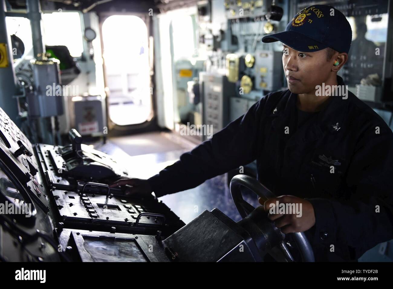 Mare (nov. 2, 2016) Petty Officer di terza classe Ian Otamias da Haver Hill, Massachusetts, sorge helm guarda a bordo della USS Ross (DDG 71 nov. 2, 2016. Ross, un Arleigh Burke-class guidato-missile distruttore, distribuita a Rota, Spagna, sta conducendo operazioni navali negli Stati Uniti Sesta flotta area di operazioni a sostegno degli Stati Uniti per gli interessi di sicurezza nazionali in Europa e in Africa. Foto Stock