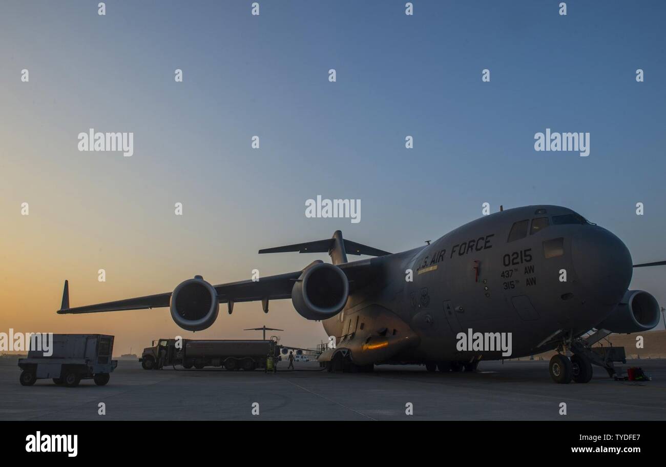 Un Expeditionary 816th Airlift Squadron C-17 Globemaster III è rifornito di combustibile prima del decollo per una missione a sostegno della libertà di funzionamento di Sentinel nov. 3, 2016. Il funzionamento si concentra sulla formazione di consigliare e assistere la sicurezza afghane istituzioni afghane e la difesa nazionale e le forze di sicurezza al fine di costruire le loro capacità e la sostenibilità a lungo termine. Foto Stock