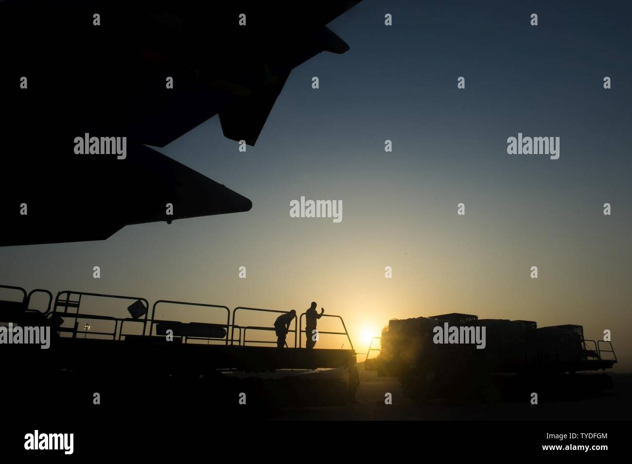 Avieri dal 8 Expeditionary Aria Mobilità Squadron caricare un pallet di forniture generali in un Expeditionary 816th Airlift Squadron C-17 Globemaster III a sostegno del funzionamento della libertà Sentinel nov. 3, 2016. Il funzionamento si concentra sulla formazione di consigliare e assistere la sicurezza afghane istituzioni afghane e la difesa nazionale e le forze di sicurezza al fine di costruire le loro capacità e la sostenibilità a lungo termine. Foto Stock