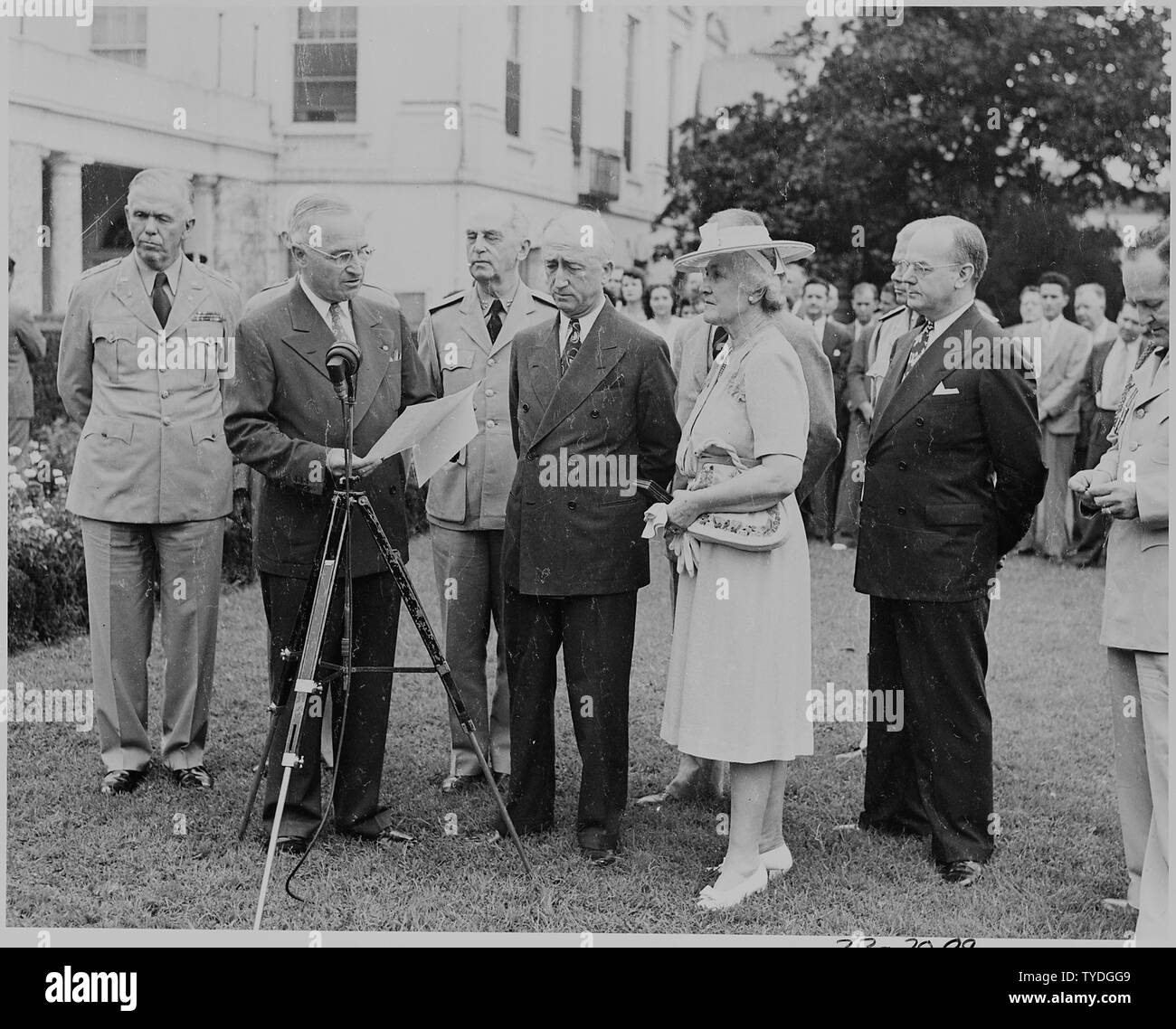 Fotografia del Presidente Truman leggendo la citazione per segretario Byrnes distinto medaglia di Servizio: (da sinistra a destra) Generale Marshall; il Presidente; Fleet Admiral William Leahy; il Segretario; la sig.ra Byrnes; John Snyder; e General Vaughan (parzialmente oscurato). Foto Stock