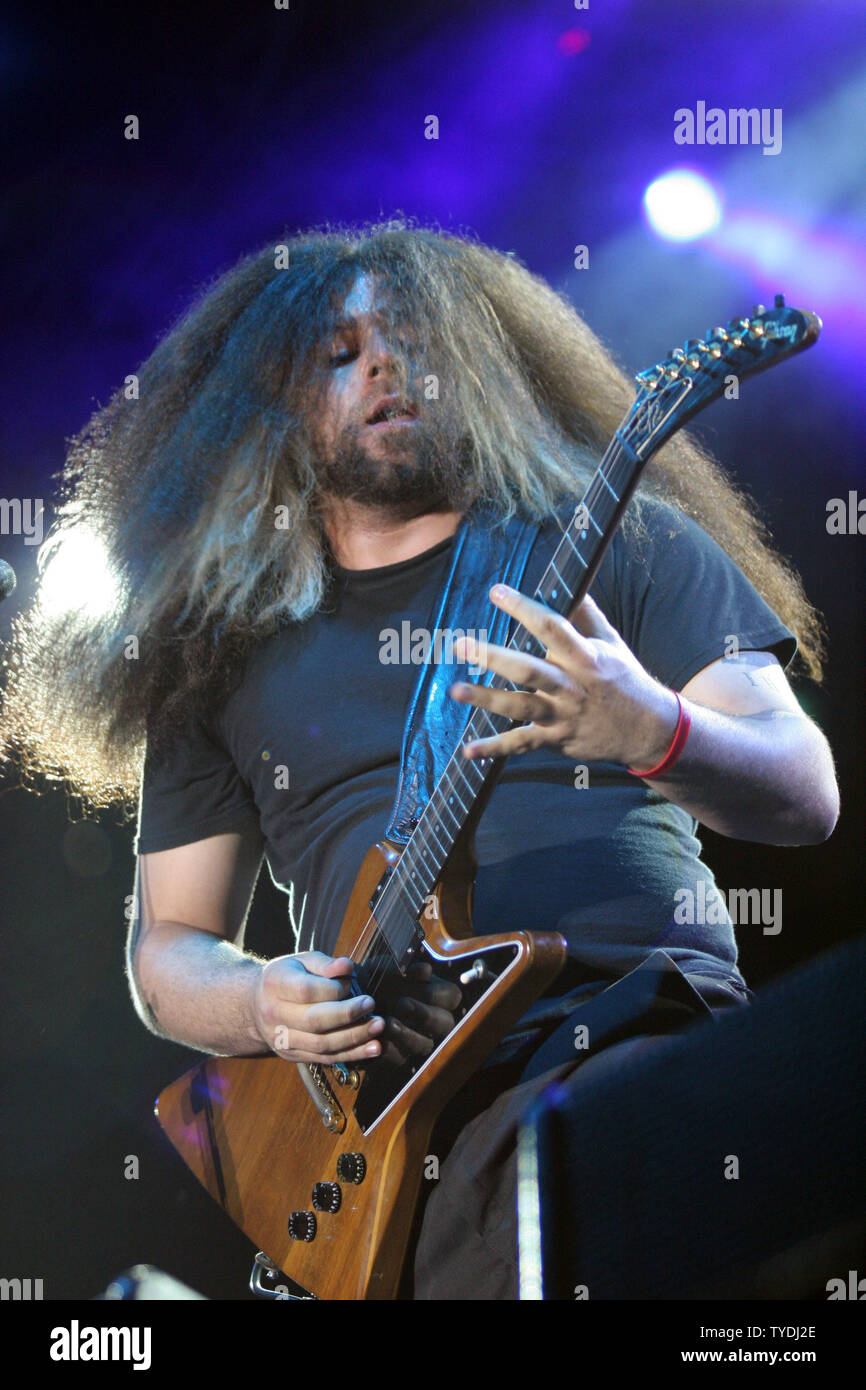 Claudio Sanchez con Coheed & Cambria esibirsi in concerto al Raduno Mondiale 2006 Festival presso il Parco bicentenario a Miami in Florida il 18 marzo 2006. (UPI foto/Martin fritta) Foto Stock