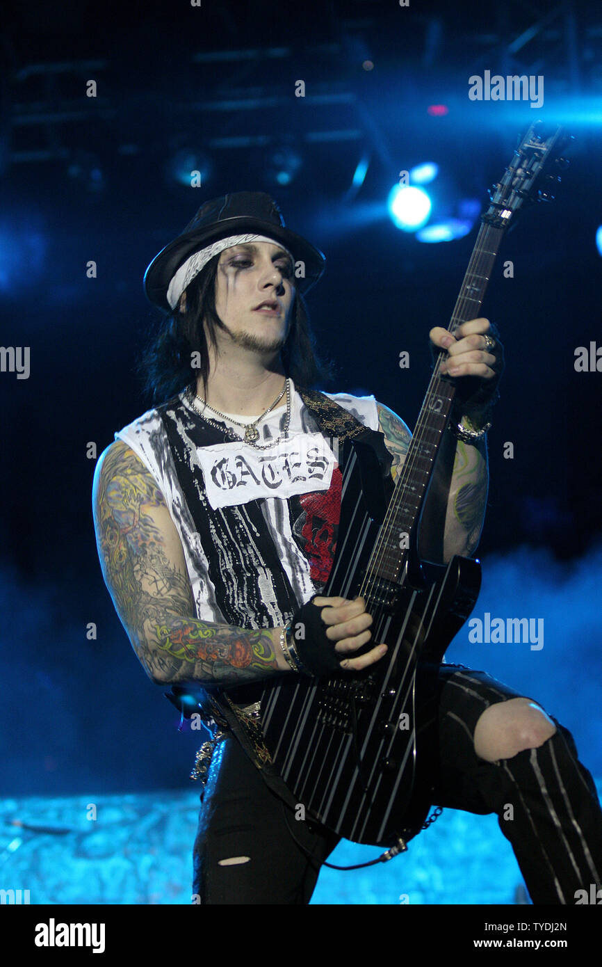 Synyster Gates con vendicato sette volte esegue in concerto al Raduno Mondiale 2006 Festival presso il Parco bicentenario a Miami in Florida il 18 marzo 2006. (UPI foto/Martin fritta) Foto Stock