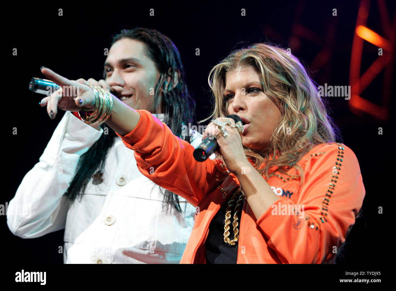 Fergie e tabù dei Black Eyed Peas eseguire in concerto presso il Bank Atlantic Center di Sunrise, Florida il 13 aprile 2006. (UPI foto/Michael Bush) Foto Stock