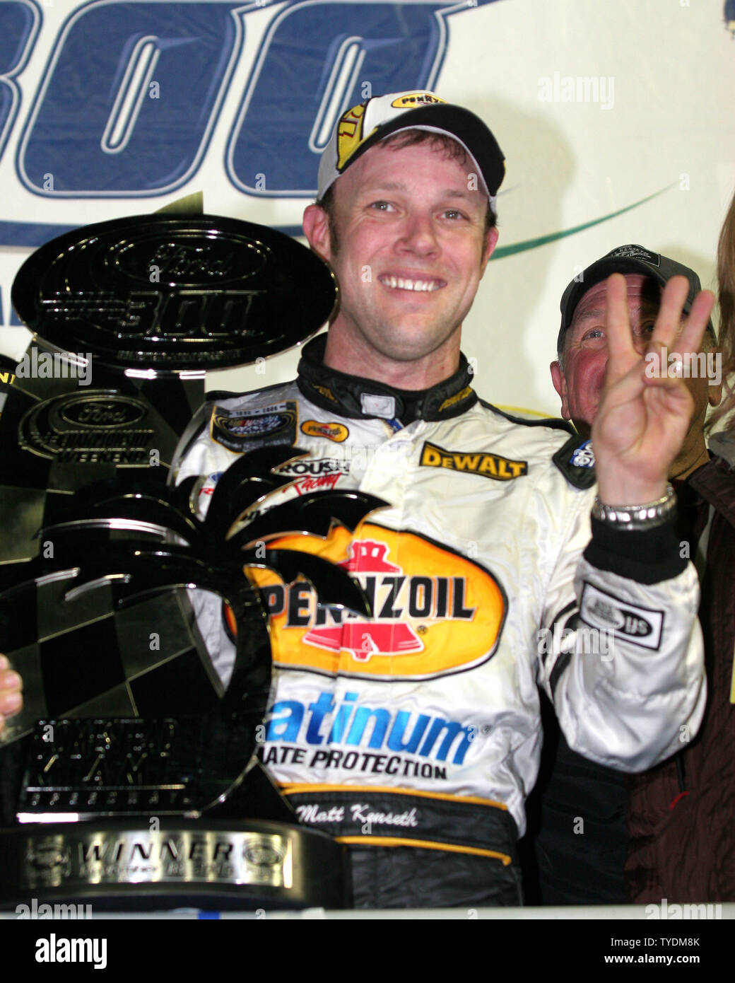 Matt Kenseth festeggia conquistando la NASCAR Busch Ford 300 a Homestead-Miami Speedway a Homestead, Florida il 18 novembre 2006. (UPI foto/Martin fritta) Foto Stock