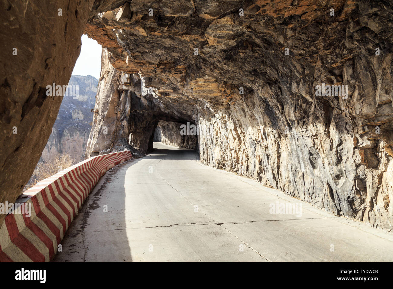 Una ripida strada murata. Foto Stock