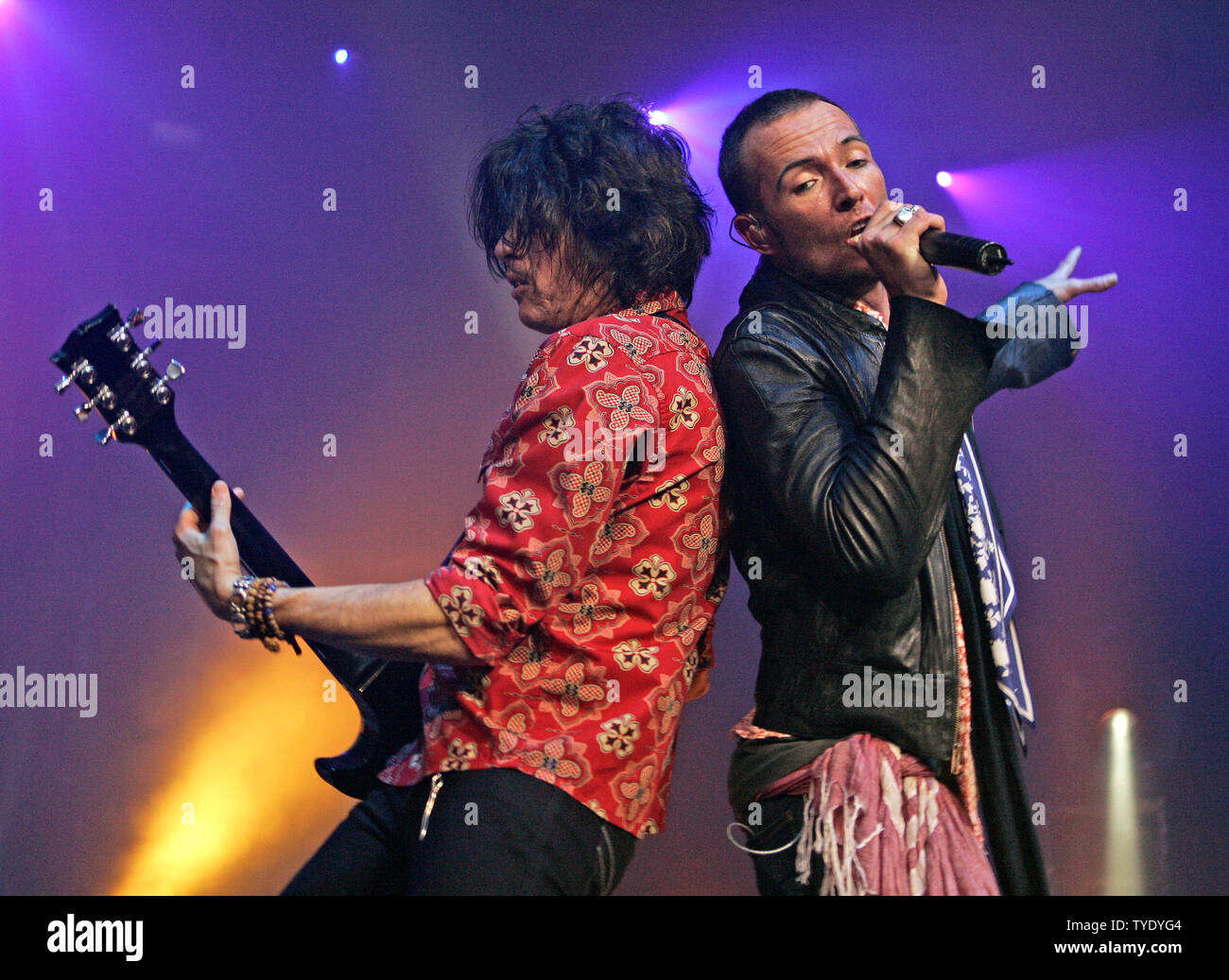 Scott Weiland (R) e Dean cetta con Stone Temple Pilots esibirsi in concerto al Seminole Hard Rock Hotel & Casino in Hollywood Florida il 20 agosto 2008. (UPI foto/Michael Bush) Foto Stock