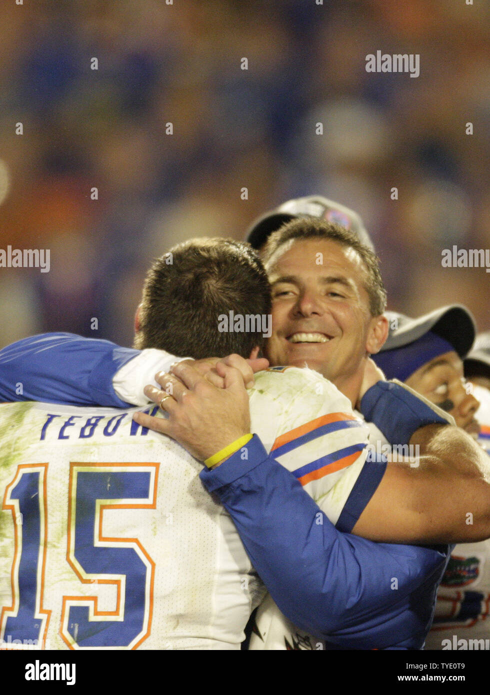 Florida Gator head coach Urban Meyer (R) ed il Gator quarterback e MVP Tim Tebow abbraccio dopo Gators ha sconfitto il Sooners 24-14 nel 2009 FedEx BCS Campionato Nazionale NCAA Football game in Miami Gennaio 8, 2009. (UPI foto/Mark Wallheiser) Foto Stock