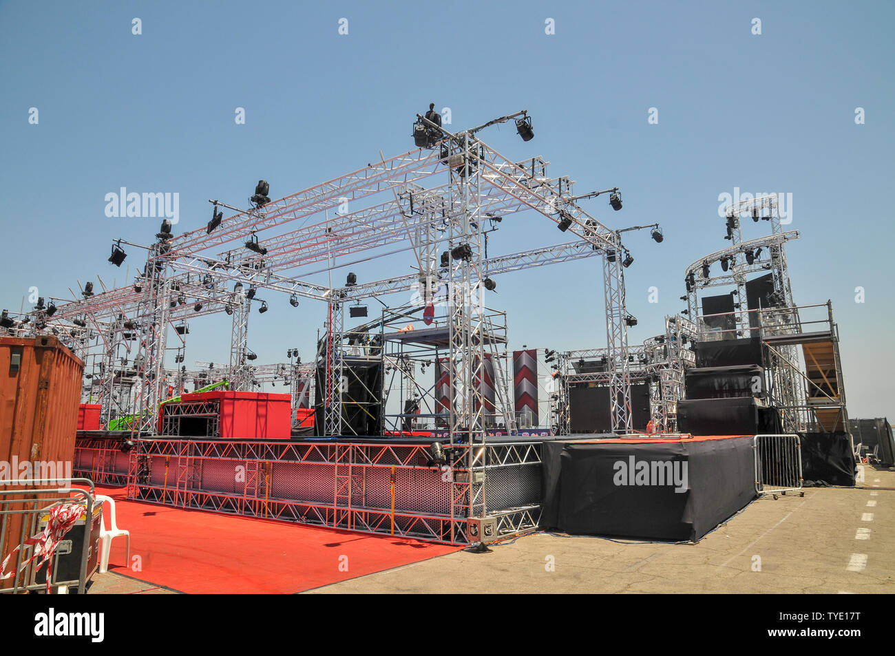 Costruzione di un Outdoor music festival stadio con archi di illuminazione utilizzati dalla TV israeliana produzione di Ninja israeliano Foto Stock