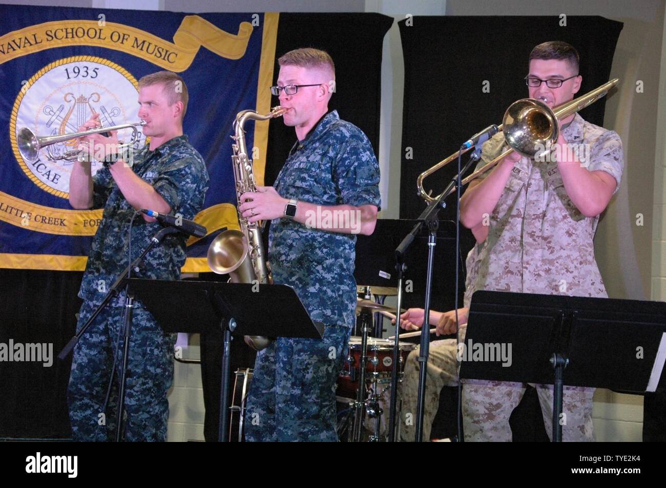 Quinta Flotta, sesta flotta, undicesimo MEU, 2016, Bahrein, BHR, CG 57, CG-57, combattere la fotocamera, COMCAM, ddg 80, DDG 92, distribuzione distruttore, DQ503, Elberg, ENDURANCE CANOTTIERE, EOD, Expeditionary, le attività della flotta Sasebo, ponte di volo, le operazioni di volo, quarti di volo, Grecia, Homecoming, Homeport, HSC 21, Giappone, JEB Little Creek, JS Hyuga 181, appassionato di spada 2017, Kitsap County, LHD 6, LHD6, Biblioteca, LPD 17, MAKIN ISLAND, Marine Corps reclutare Depot, Marine Corps reclutare deposito a San Diego, Momsen, NASWI, Naval Air Station Whidbey Island, Base Navale Kitsap, marina, navy kids, NECC, PTM, norfolk, NSE, pacifico, FOTO E Foto Stock