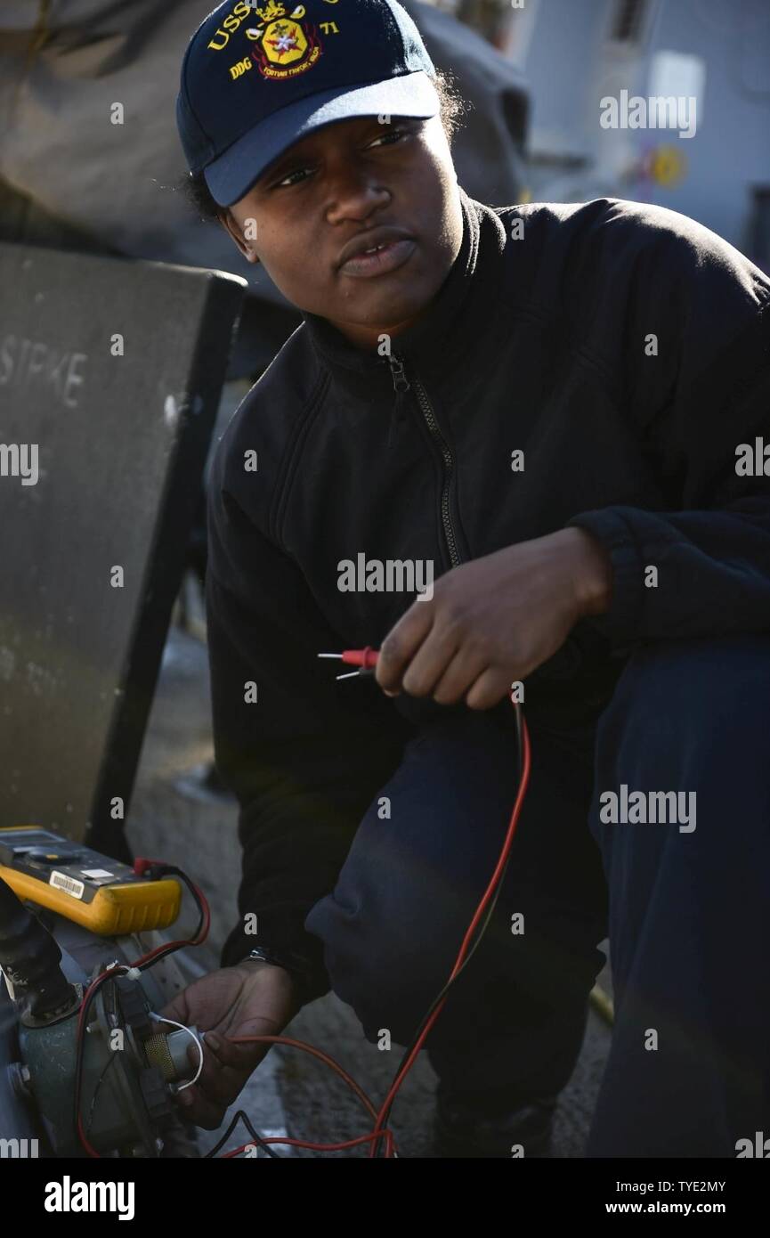 SOUDA BAY, Grecia (nov. 3, 2016) Petty Officer di terza classe Kiana Coleman, da Colorado Springs, Colo., prove di un suono powered presa telefonica a bordo della USS Ross (DDG 71) in porto Souda Bay, Grecia, nov. 3, 2016. Ross, un Arleigh Burke-class guidato-missile distruttore, distribuita a Rota, Spagna, sta conducendo operazioni navali negli Stati Uniti Sesta flotta area di operazioni a sostegno degli Stati Uniti per gli interessi di sicurezza nazionali in Europa e in Africa. Foto Stock