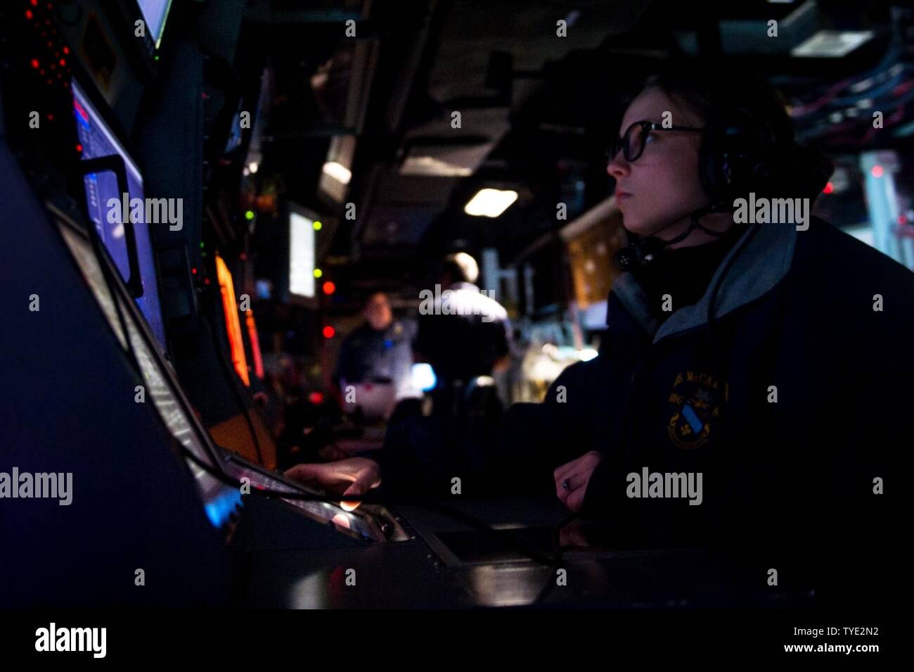 Mare delle Filippine (nov. 3, 2016) Petty Officer 2a classe Alexis Lariviere, assegnato all'distribuita Arleigh Burke-class guidato-missile destroyer USS McCampbell (DDG 85), sorge guarda nel combattere la centrale Information Center. McCampbell è di pattuglia nel Mare delle Filippine con un Carrier Strike gruppo cinque (CSG 5) di supporto di sicurezza e stabilità nella Indo-Asia-regione del Pacifico. Foto Stock