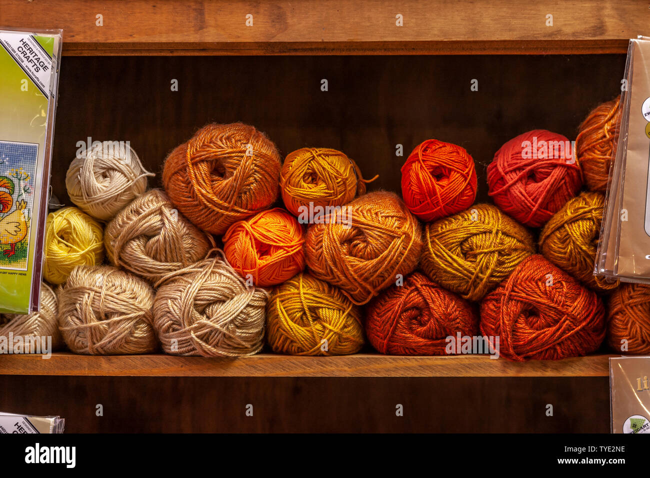 Lana per maglieria impilati su un ripiano. Foto Stock