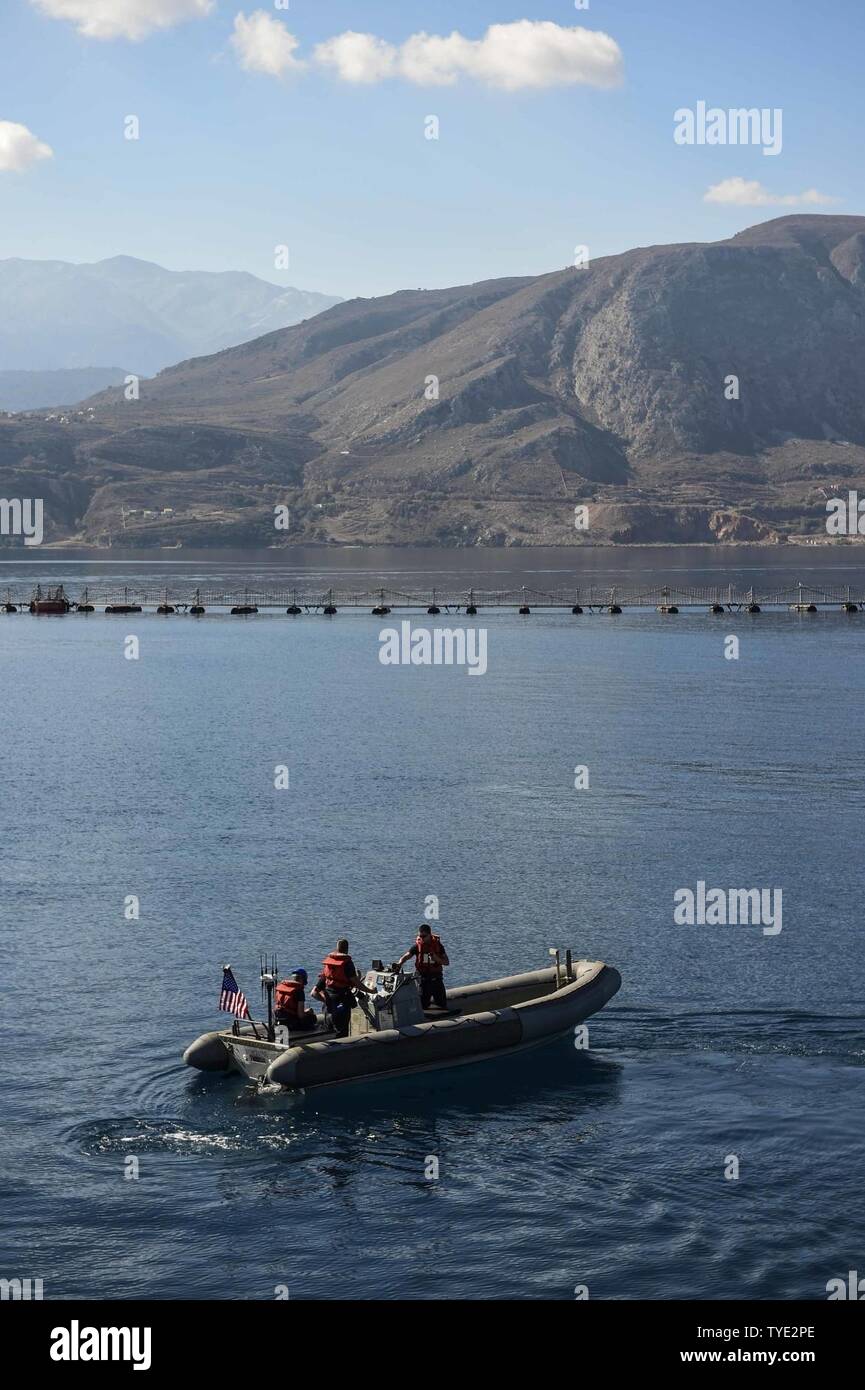 SOUDA BAY, Grecia (nov. 3, 2016) marinai condurre piccole operazioni in barca a bordo della USS Ross (DDG 71) in porto Souda Bay, Grecia, nov. 3, 2016. Ross, un Arleigh Burke-class guidato-missile distruttore, distribuita a Rota, Spagna, sta conducendo operazioni navali negli Stati Uniti Sesta flotta area di operazioni a sostegno degli Stati Uniti per gli interessi di sicurezza nazionali in Europa e in Africa. Foto Stock