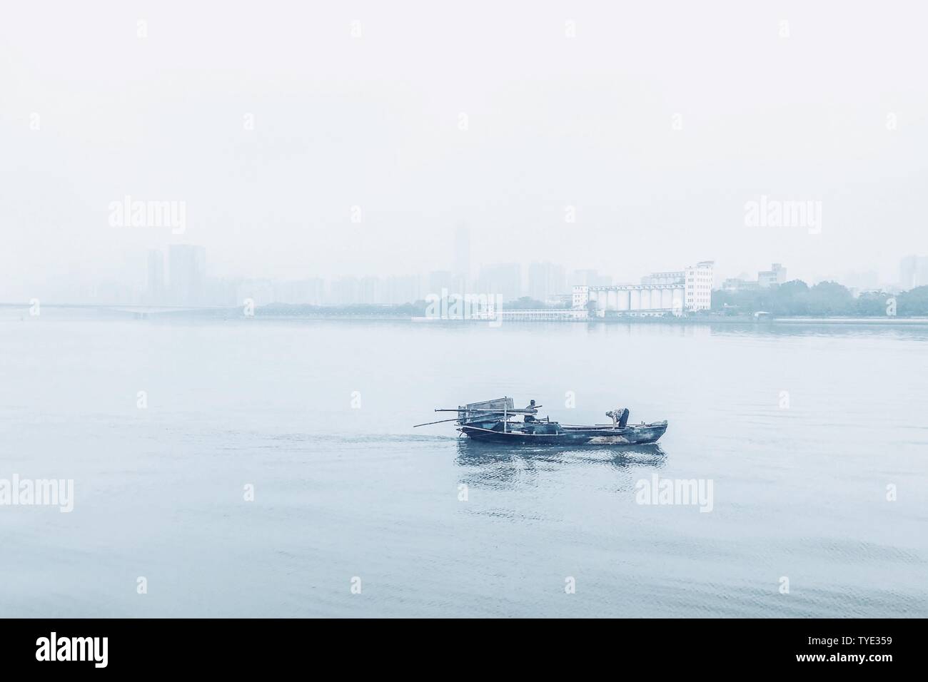 Una foglia barca piatta nella pittura, l'acqua del fiume Pearl è molto chiara e il mattino di Guangzhou è molto vago. Foto Stock