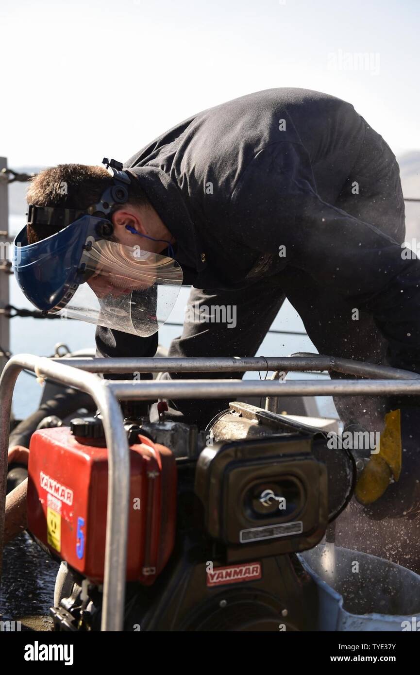 SOUDA BAY, Grecia (nov. 3, 2016) Petty Officer di terza classe Ricardo Cruz, da Los Angeles, opera un P-100 pompa a bordo della USS Ross (DDG 71) in porto Souda Bay, Grecia, nov. 3, 2016. Ross, un Arleigh Burke-class guidato-missile distruttore, distribuita a Rota, Spagna, sta conducendo operazioni navali negli Stati Uniti Sesta flotta area di operazioni a sostegno degli Stati Uniti per gli interessi di sicurezza nazionali in Europa e in Africa. Foto Stock