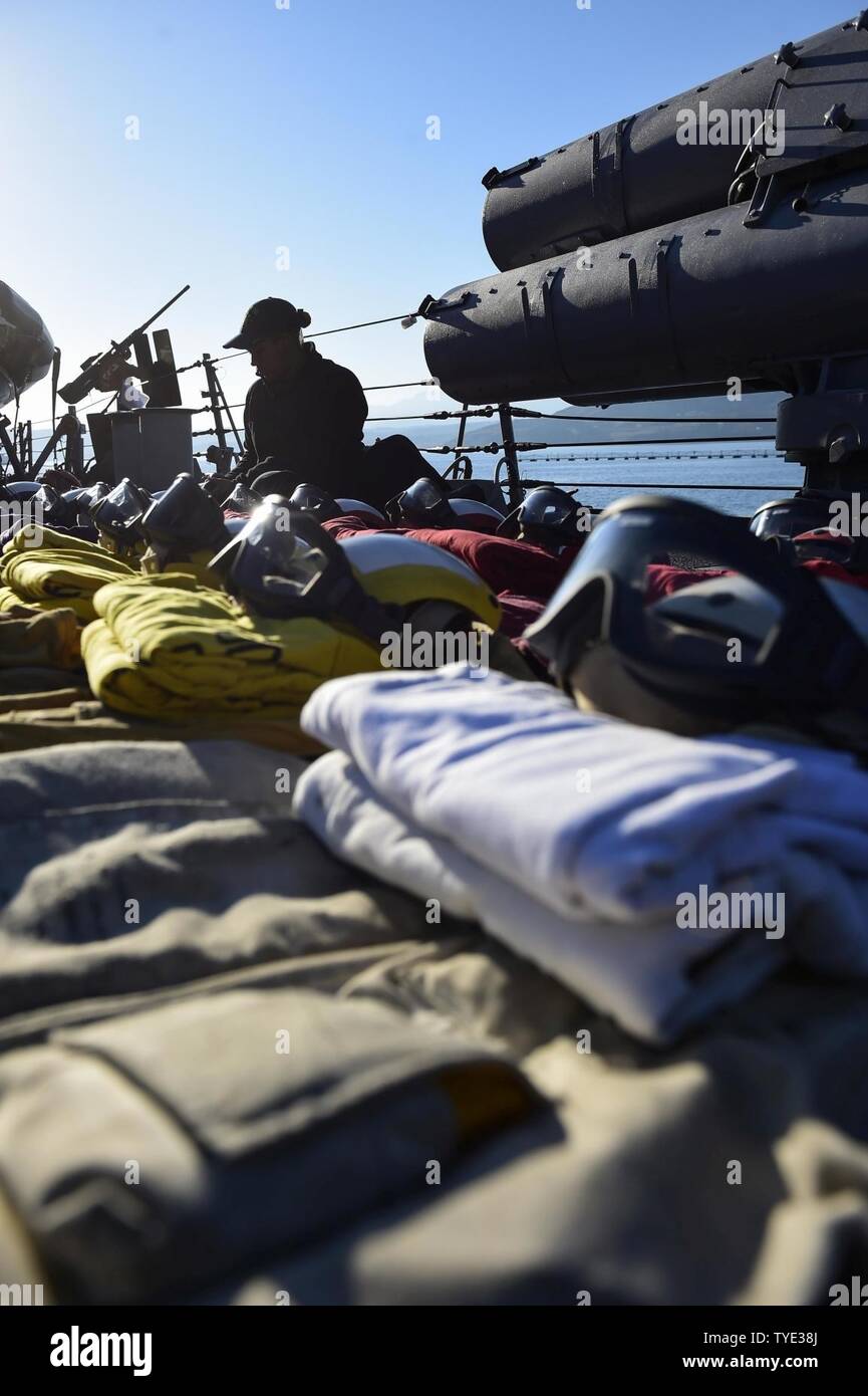 SOUDA BAY, Grecia (nov. 3, 2016) Il Marinaio Zahra Barabino, da Atlanta, prepara l'ingranaggio dell'aviazione per un controllo a bordo della USS Ross (DDG 71) in porto Souda Bay, Grecia nov. 3, 2016. Ross, un Arleigh Burke-class guidato-missile distruttore, distribuita a Rota, Spagna, sta conducendo operazioni navali negli Stati Uniti Sesta flotta area di operazioni a sostegno degli Stati Uniti per gli interessi di sicurezza nazionali in Europa e in Africa. Foto Stock