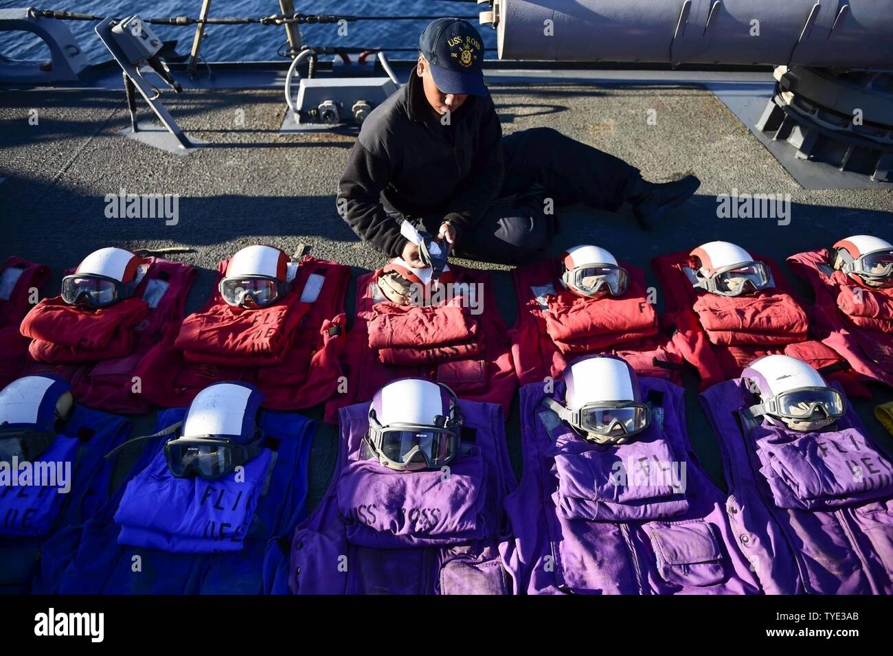 SOUDA BAY, Grecia (nov. 3, 2016) Il Marinaio Zahra Barabino, da Atlanta, prepara l'ingranaggio dell'aviazione per un controllo a bordo della USS Ross (DDG 71) in porto Souda Bay, Grecia nov. 3, 2016. Ross, un Arleigh Burke-class guidato-missile distruttore, distribuita a Rota, Spagna, sta conducendo operazioni navali negli Stati Uniti Sesta flotta area di operazioni a sostegno degli Stati Uniti per gli interessi di sicurezza nazionali in Europa e in Africa. Foto Stock