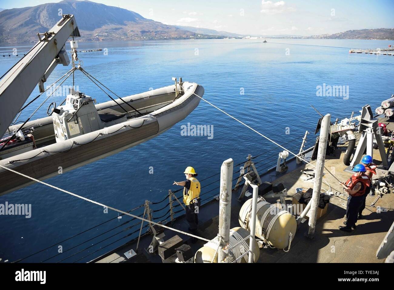 SOUDA BAY, Grecia (nov. 3, 2016) marinai inferiore di uno scafo rigido barca gonfiabile a bordo della USS Ross (DDG 71) in porto Souda Bay, Grecia, nov. 3, 2016. Ross, un Arleigh Burke-class guidato-missile distruttore, distribuita a Rota, Spagna, sta conducendo operazioni navali negli Stati Uniti Sesta flotta area di operazioni a sostegno degli Stati Uniti per gli interessi di sicurezza nazionali in Europa e in Africa. Foto Stock