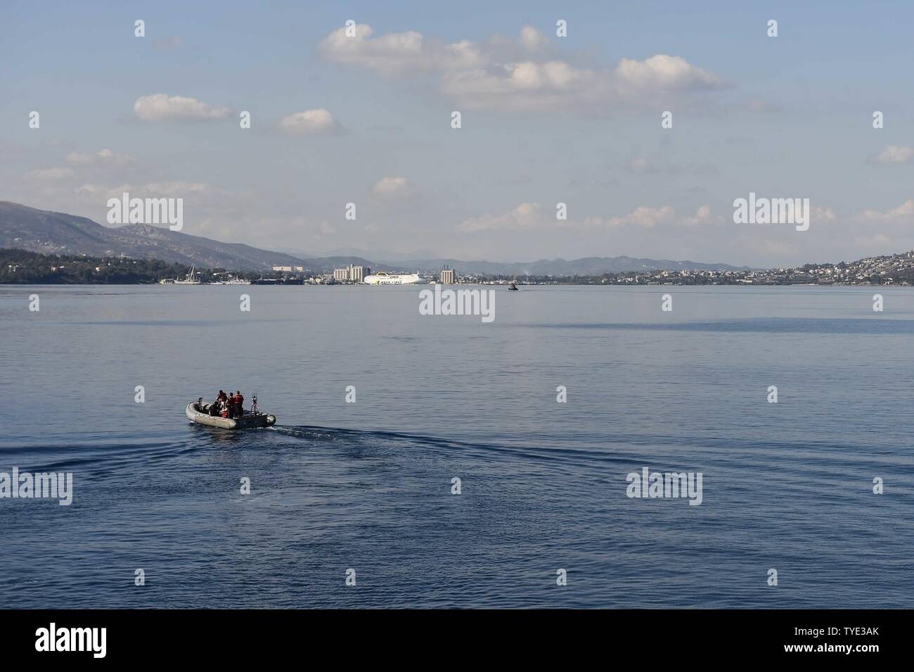 SOUDA BAY, Grecia (nov. 3, 2016) marinai condurre piccole operazioni in barca a bordo della USS Ross (DDG 71) in porto Souda Bay, Grecia, nov. 3, 2016. Ross, un Arleigh Burke-class guidato-missile distruttore, distribuita a Rota, Spagna, sta conducendo operazioni navali negli Stati Uniti Sesta flotta area di operazioni a sostegno degli Stati Uniti per gli interessi di sicurezza nazionali in Europa e in Africa. Foto Stock