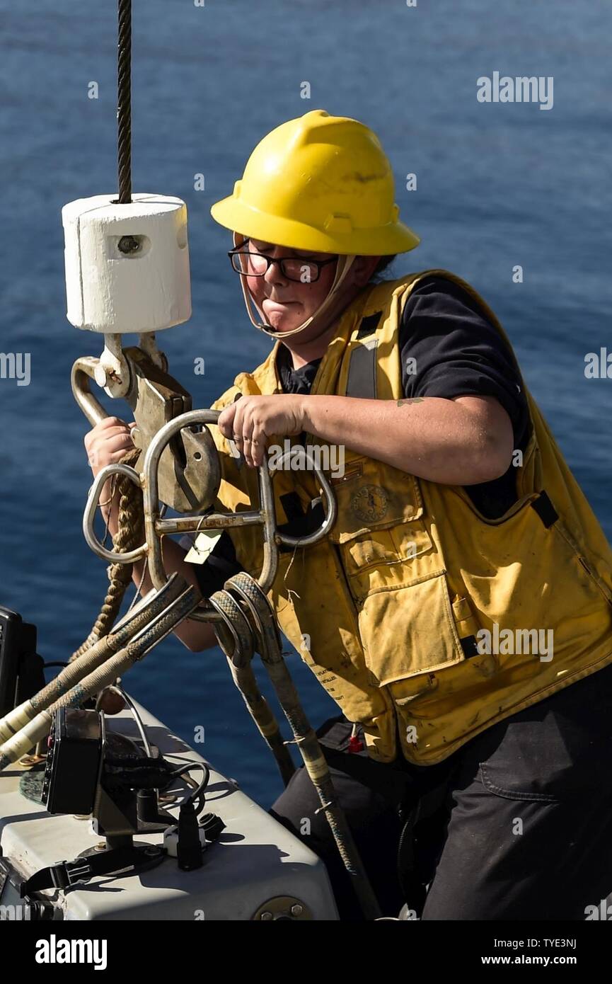 SOUDA BAY, Grecia (nov. 3, 2016) Petty Officer di terza classe Andrea Bigenho, da Pittsburg, collega un gancio di una gru di uno scafo rigido barca gonfiabile a bordo della USS Ross (DDG 71) in porto Souda Bay, Grecia, nov. 3, 2016. Ross, un Arleigh Burke-class guidato-missile distruttore, distribuita a Rota, Spagna, sta conducendo operazioni navali negli Stati Uniti Sesta flotta area di operazioni a sostegno degli Stati Uniti per gli interessi di sicurezza nazionali in Europa e in Africa. Foto Stock