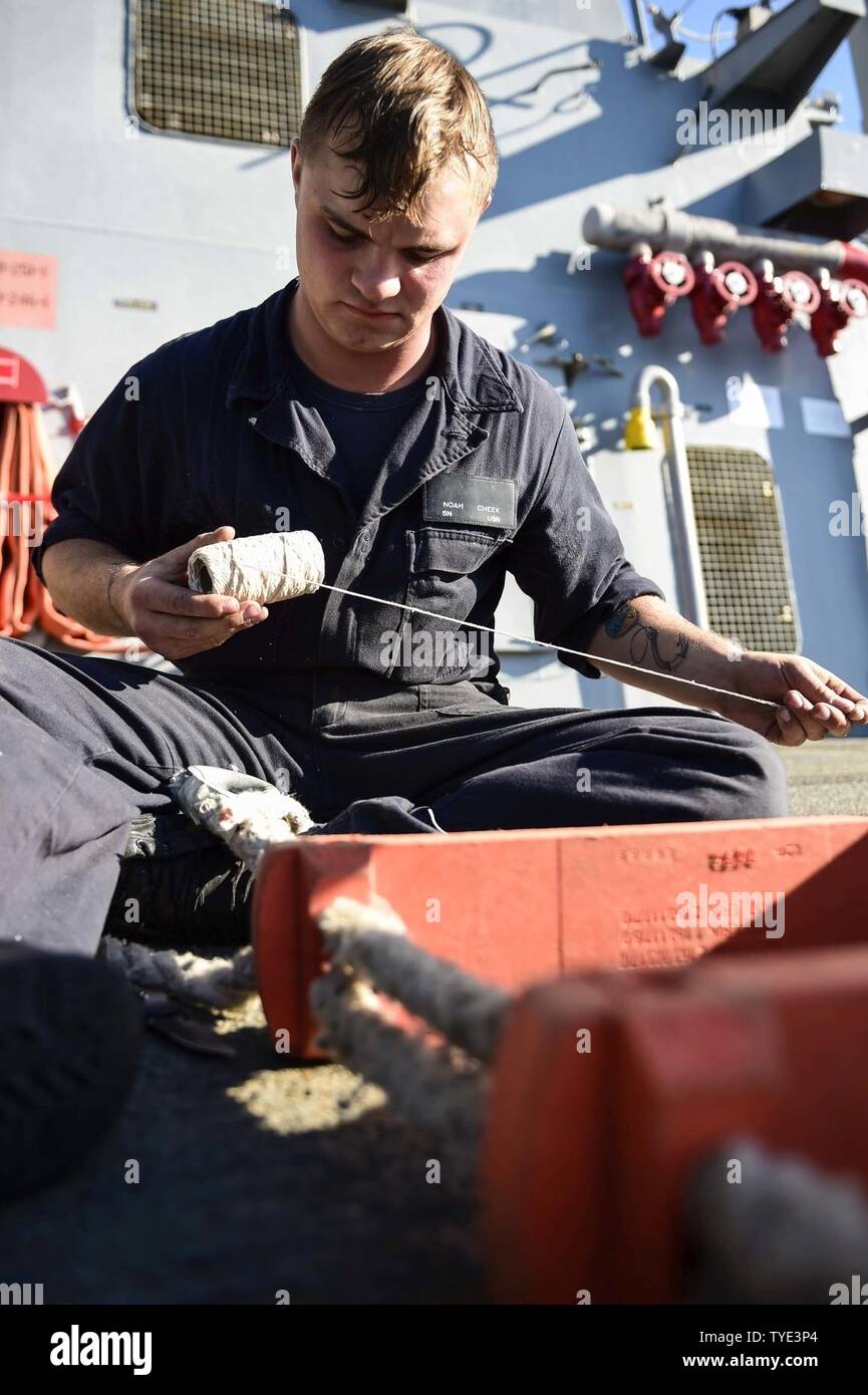 SOUDA BAY, Grecia (nov. 3, 2016) marinaio guance di Noè, da Follansbee, W. Va., giunzioni ditali nella scaletta di piloti a bordo della USS Ross (DDG 71) in porto Souda Bay, Grecia, nov. 3, 2016. Ross, un Arleigh Burke-class guidato-missile distruttore, distribuita a Rota, Spagna, sta conducendo operazioni navali negli Stati Uniti Sesta flotta area di operazioni a sostegno degli Stati Uniti per gli interessi di sicurezza nazionali in Europa e in Africa. Foto Stock