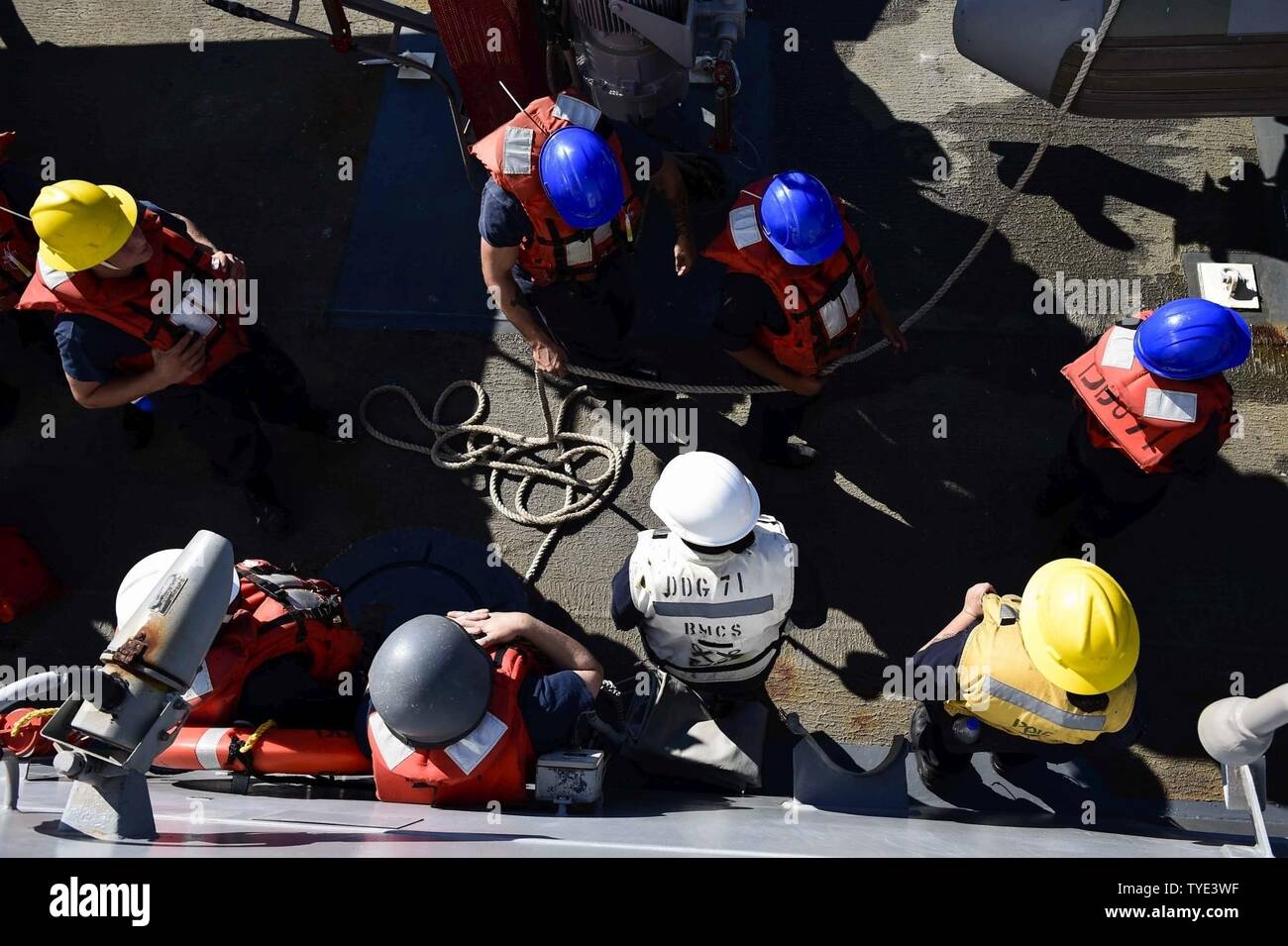 SOUDA BAY, Grecia (nov. 3, 2016) marinai condurre una breve di sicurezza prima di sollevare una carena rigida gommone a bordo della USS Ross (DDG 71) in porto Souda Bay, Grecia, nov. 3, 2016. Ross, un Arleigh Burke-class guidato-missile distruttore, distribuita a Rota, Spagna, sta conducendo operazioni navali negli Stati Uniti Sesta flotta area di operazioni a sostegno degli Stati Uniti per gli interessi di sicurezza nazionali in Europa e in Africa. Foto Stock
