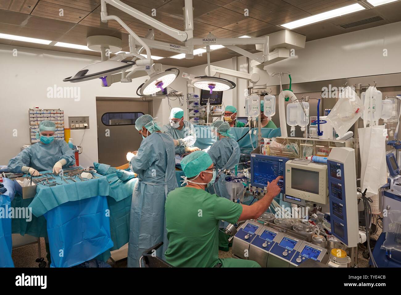 Cuore chirurgo prof. Richard Frey durante intervento chirurgico al cuore in sala operatoria, Bundeswehr Ospedale Centrale Koblenz, Renania-Palatinato, Germania Foto Stock