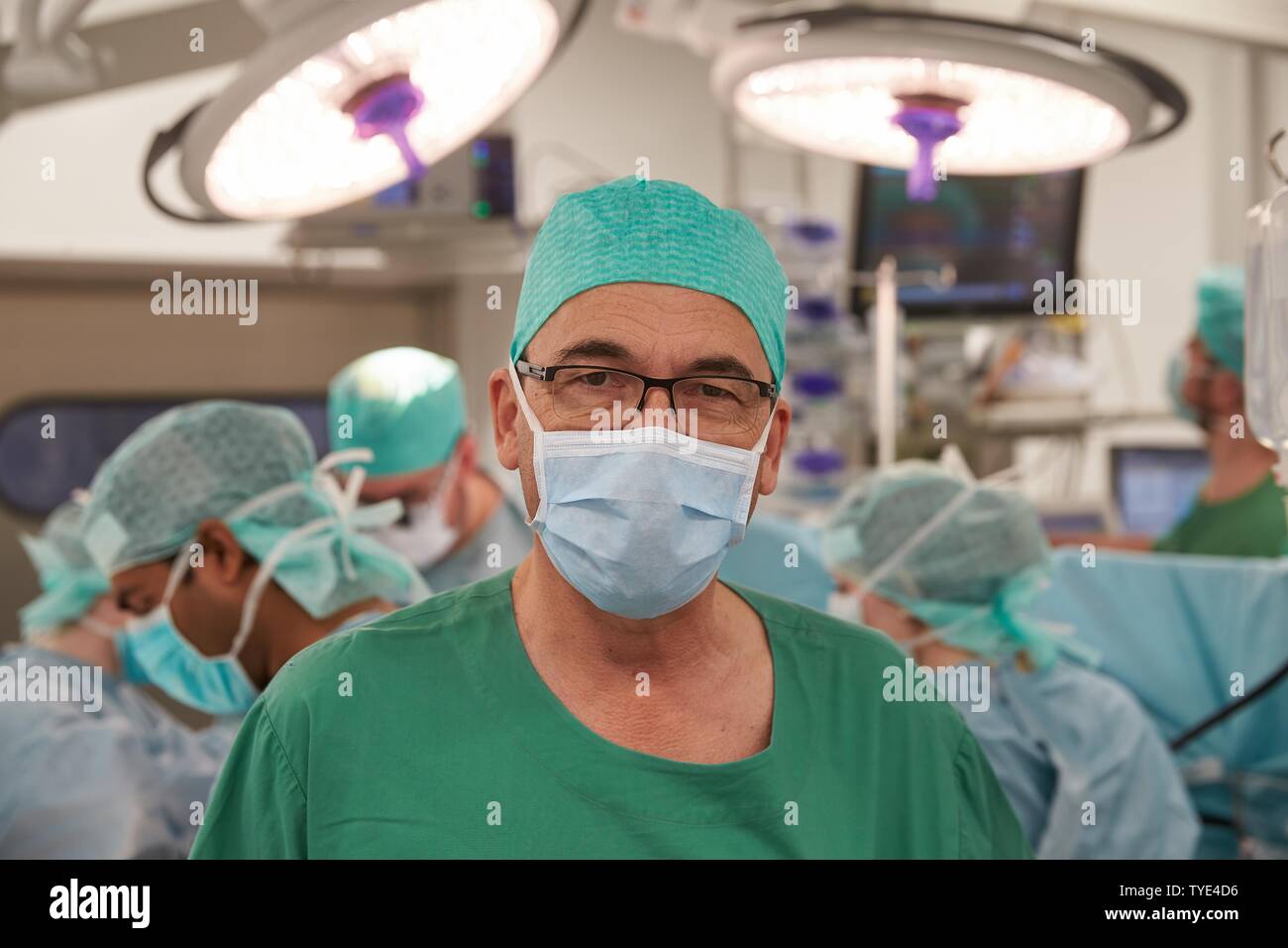 Cuore chirurgo prof. Richard Frey in sala operatoria, Bundeswehr Ospedale Centrale Koblenz, Renania-Palatinato, Germania Foto Stock