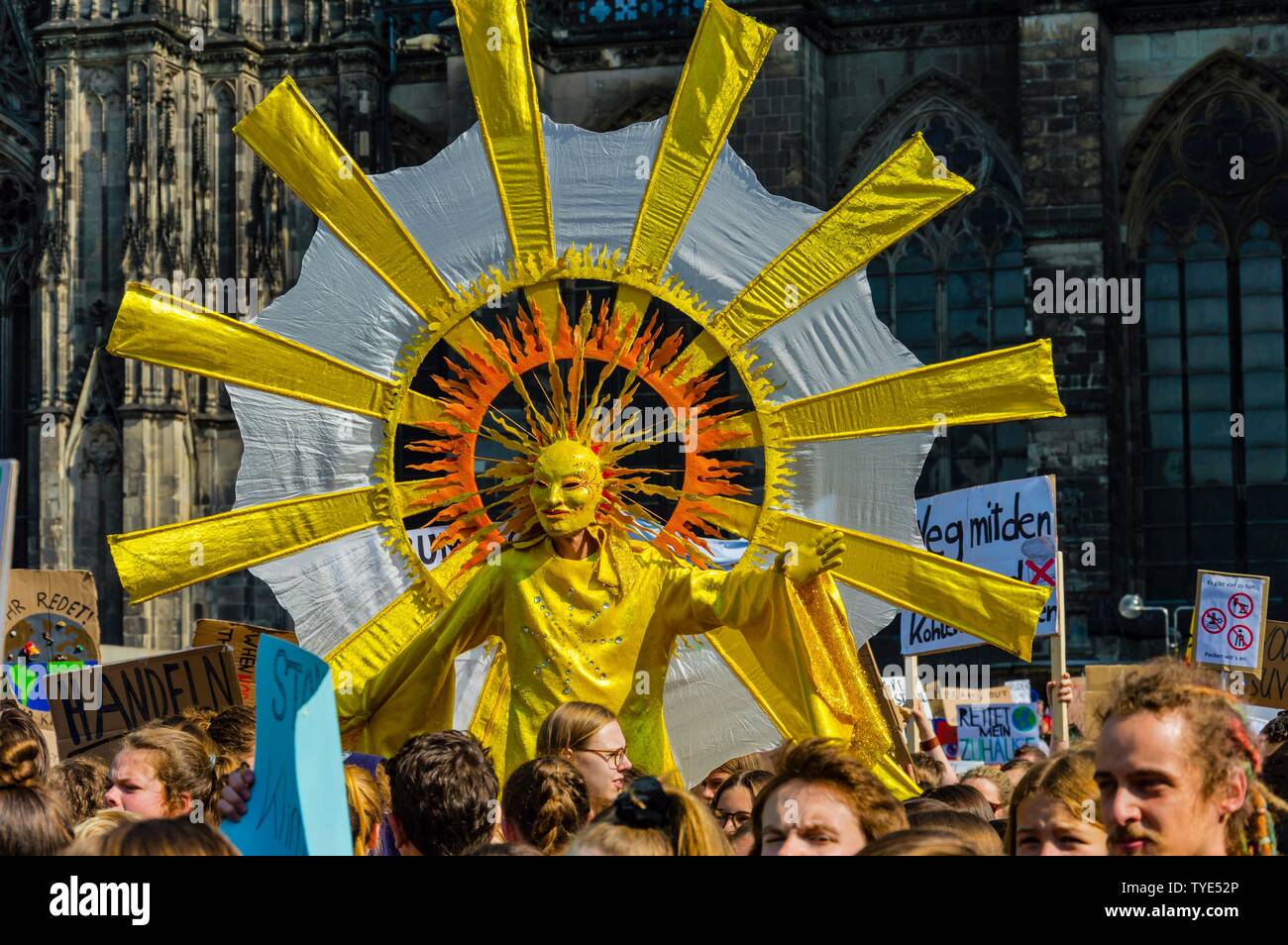 Dimostrazione di studenti e di giovani, venerdì per il futuro, 24 maggio 2019, Colonia, nella Renania settentrionale-Vestfalia, Germania Foto Stock
