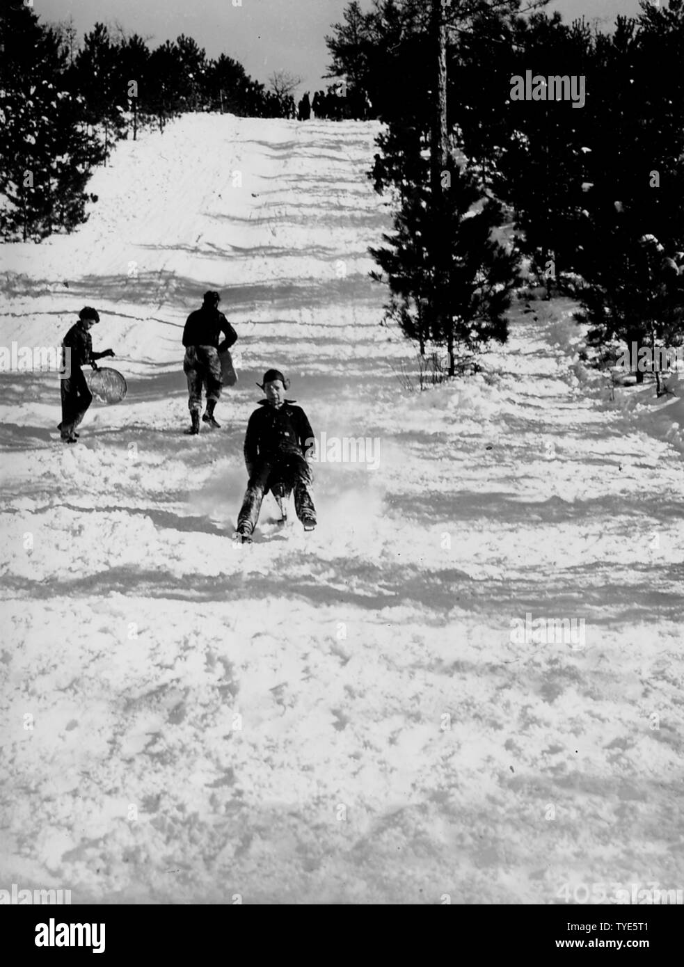 Fotografia di Silver Valley View di stagno Pan slitta; Portata e contenuto: didascalia originale: Silver Valley - Vista di stagno-pan slitta e gli utenti che mostra il tipo di veicoli usati, come sella sci, liscia e pannelli in legno ciotole di trinciatura. Foto Stock