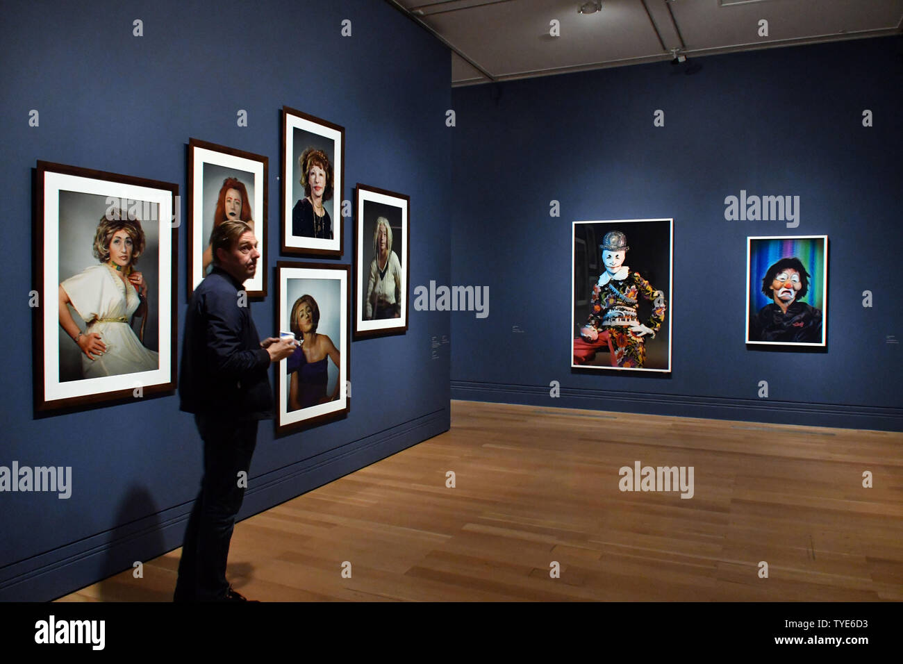 Londra, Regno Unito. Il 26 giugno 2019. Cindy Sherman, American fotografo e regista mette in mostra opere in grande retrospettiva, compresa la serie rivoluzionaria, Untitled Film Stills, 1977/80, alla National Portrait Gallery di Londra, Regno Unito - 26 giugno 2019 Credit: Nils Jorgensen/Alamy Live News Foto Stock