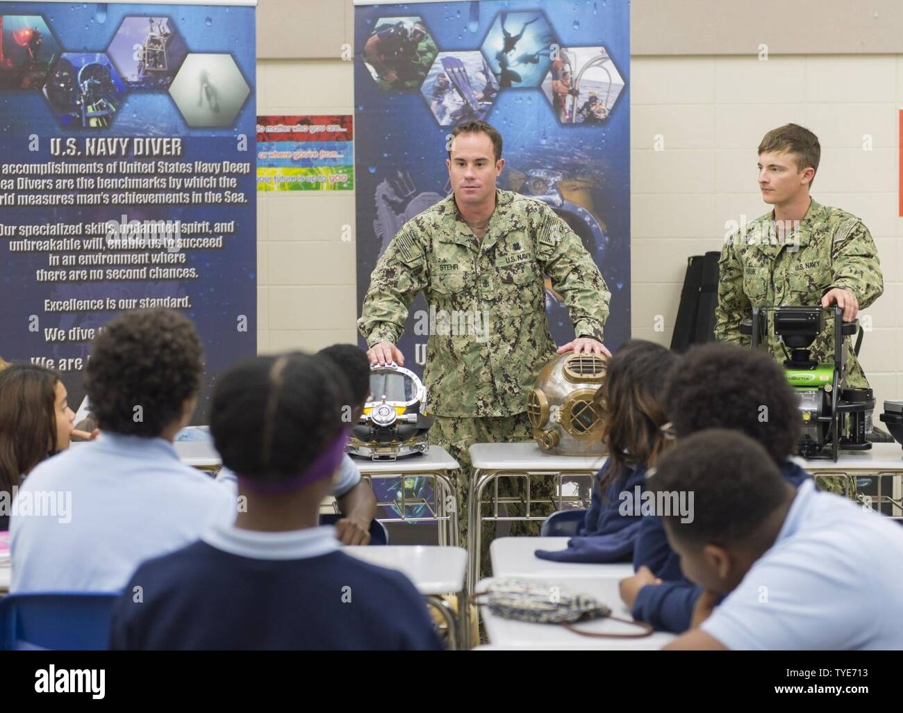 BATON ROUGE, Louisiana (nov. 3, 2016) Chief Petty Officer Justin Stehr, assegnato per l'eliminazione degli ordigni esplosivi gruppo (EODGRU) 2, spiega le differenze tra il km-37 e Mk. 5 immersioni subacquee caschi per gli studenti presso il Kenilworth Science & Technology la scuola come parte di Baton Rouge Navy Week 2016. Baton Rouge è una delle città selezionate per ospitare il Navy 2016 settimana Una settimana dedicata al sollevamento U.S. Navy consapevolezza attraverso irradiazione locale, nel servizio alla comunità e mostre. Foto Stock