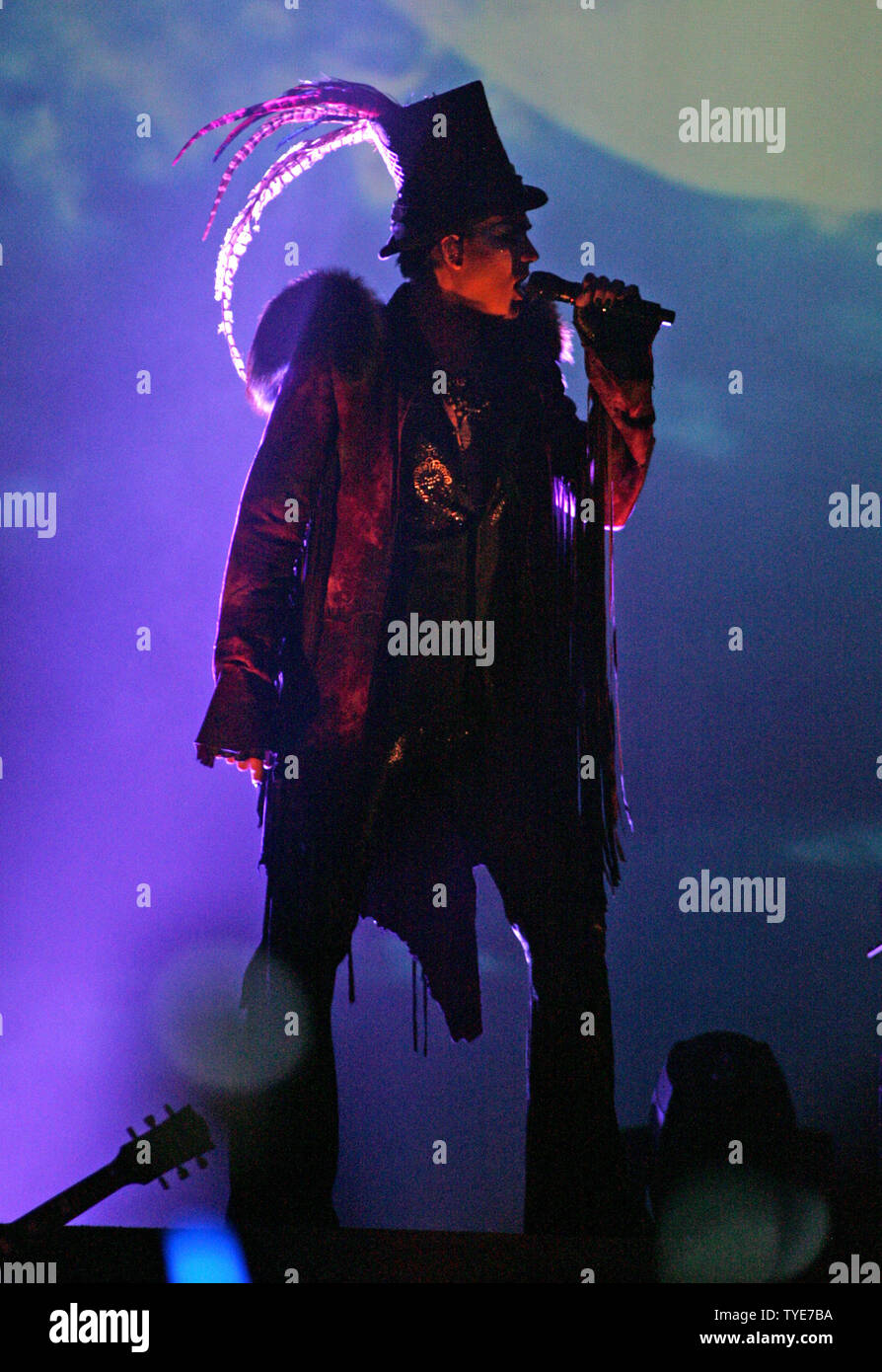 Adam Lambert esegue in concerto sul suo Glam Nation Tour presso il Seminole Hard Rock Hotel & Casino in Hollywood Florida il 19 settembre 2010. UPI/Michael Bush Foto Stock