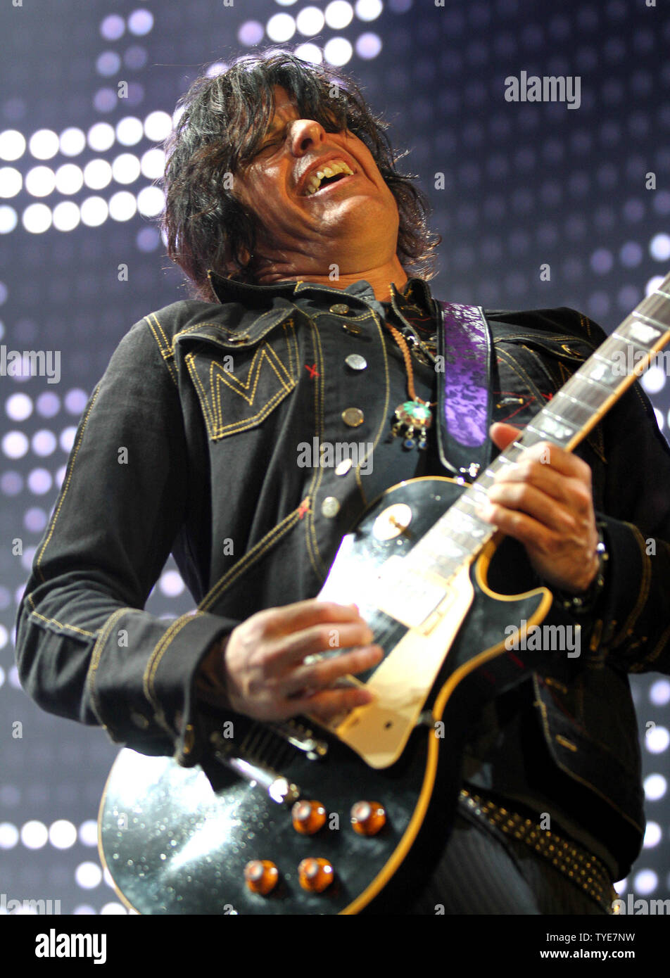 Dean cetta con Stone Temple Pilots esegue in concerto al Seminole Hard Rock Hotel & Casino in Hollywood Florida il 12 ottobre 2010. UPI/Michael Bush Foto Stock