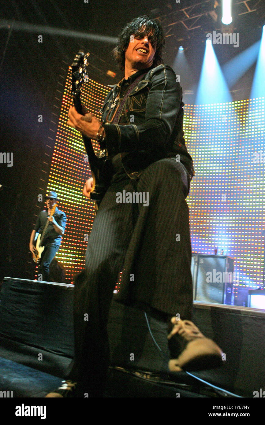 Dean cetta con Stone Temple Pilots esegue in concerto al Seminole Hard Rock Hotel & Casino in Hollywood Florida il 12 ottobre 2010. UPI/Michael Bush Foto Stock