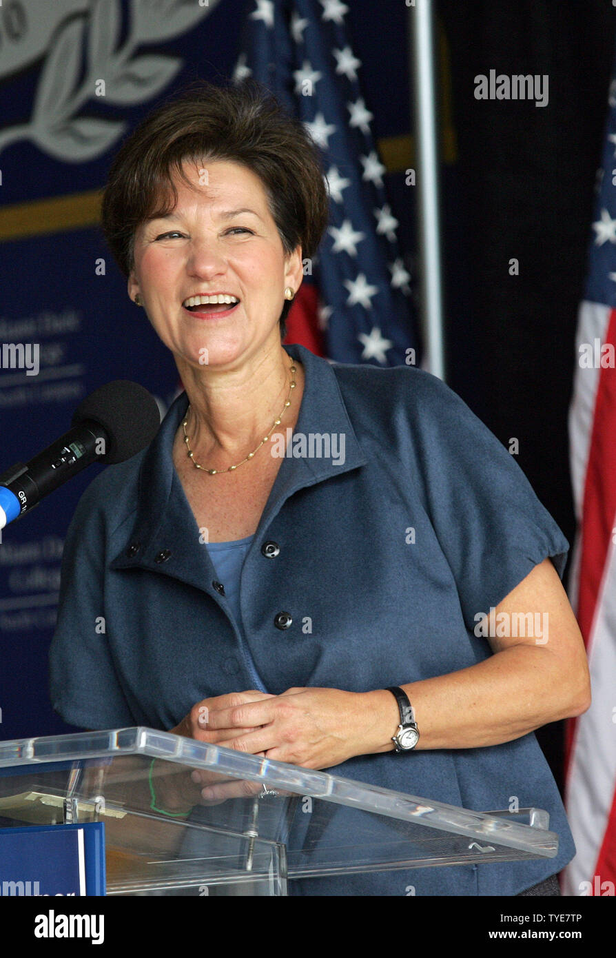 Florida democratica candidato Gubernatorial Alex lavello detiene un inizio di votare al Rally di Miami-Dade College a Miami in Florida il 21 ottobre 2010. UPI/Martin fritti Foto Stock