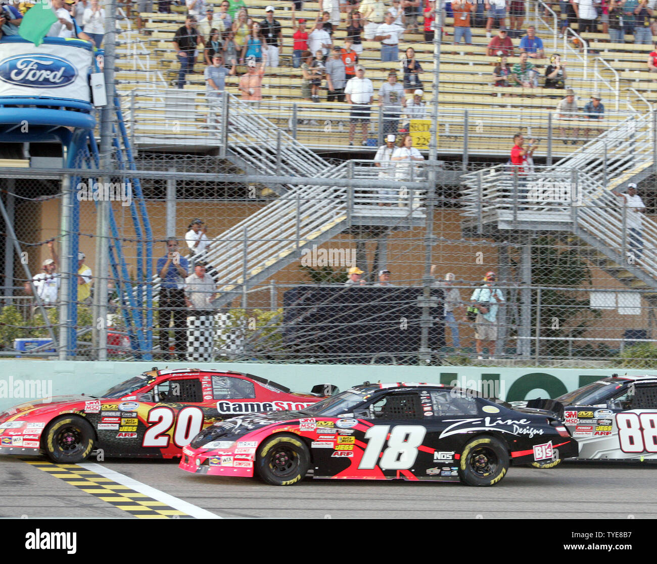 Pole sitter Joey Logano (20) e Kyle Busch (18) prendere la bandiera verde per l'inizio della NASCAR Nationwide Series Ford 300 a Homestead-Miami Speedway a Homestead, Florida il 19 novembre 2010. UPI/Michael Bush Foto Stock