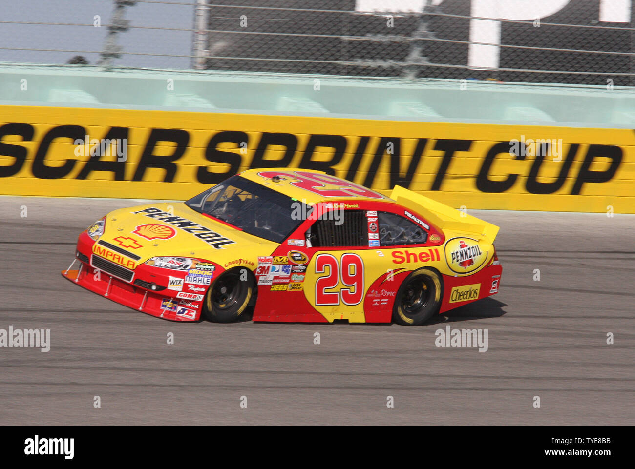 Kevin Harvick aziona attraverso la curva 4 durante la pratica finale per la NASCAR Sprint Cup Series Ford 400 a Homestead-Miami Speedway a Homestead, Florida il 19 novembre 2010. Harvick è uno dei soli tre driver che può ancora vincere il titolo della serie. UPI/Martin fritti Foto Stock