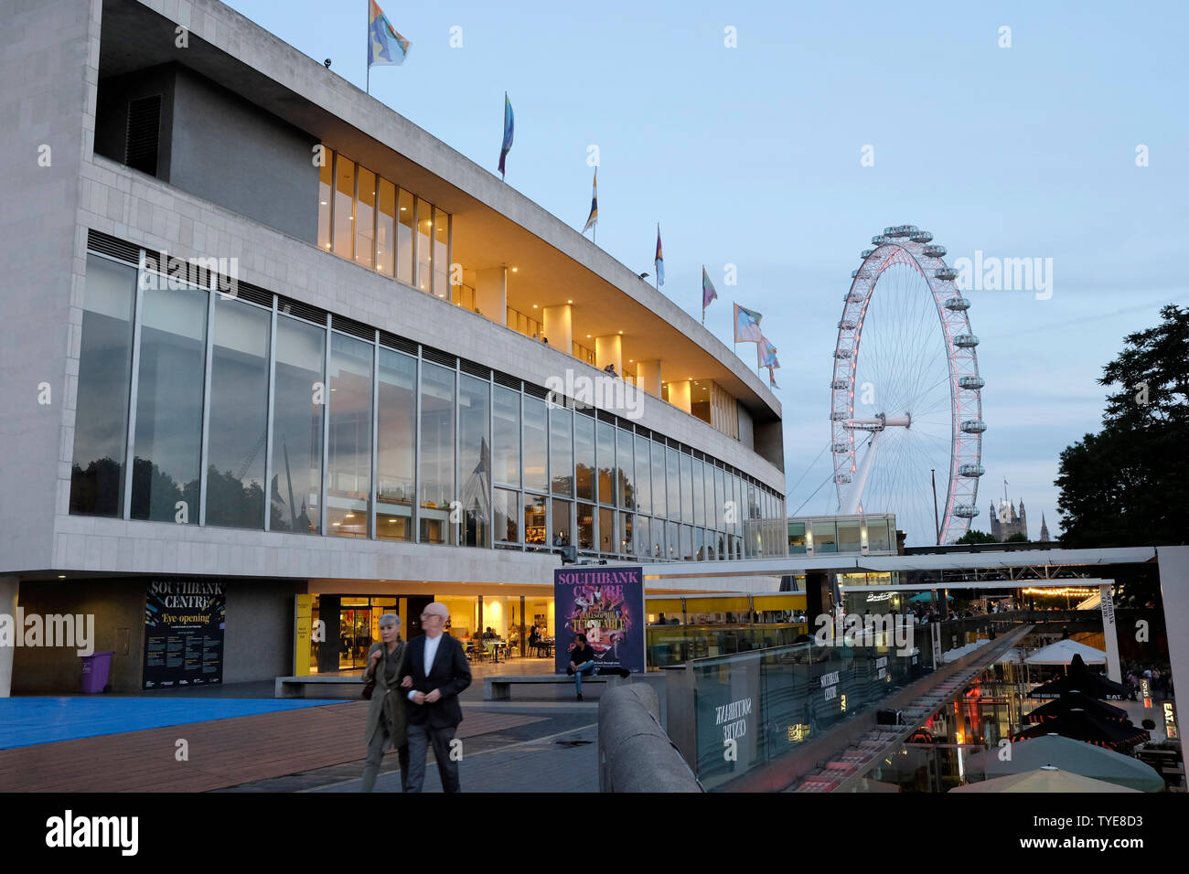 Una vista generale Royal festival Hall di notte. Foto Stock
