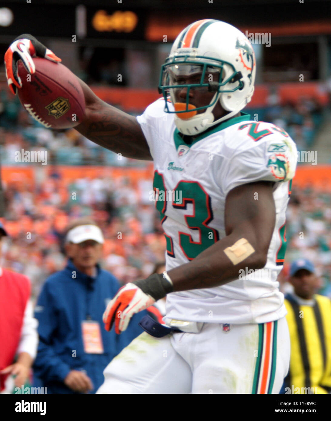 Delfini di Miami runningback Ronnie Brown (23) celebra un touchdown durante la prima metà azione contro le fatture della Buffalo di Sun Life Stadium, in Miami Florida.Dicembre 19,2010. Le fatture della Buffalo battere i delfini di Miami 17-14. . UPI/Susan Knowles... Foto Stock