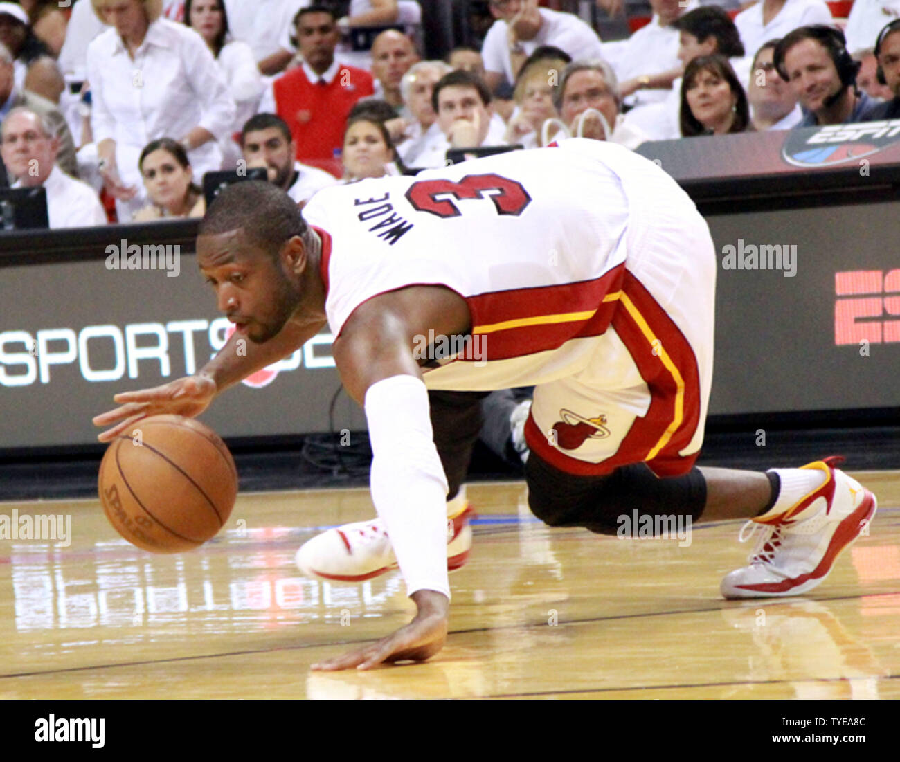 Miami Heat avanti Dwyane Wade (3) perde il suo equilibrio durante il gioco1 del 2° round della Eastern Conference Playoff serie. La seconda metà del ricorso contro il Boston Celtics presso l'American Airlines Arena, a Miami in Florida il 1 maggio 2011. .Dei Miami Heat Beat the Boston Celtics 99-90.. UPI/Susan Knowles... Foto Stock